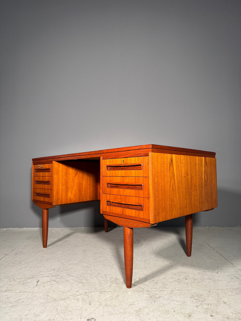 Scrivania in teak di J. Svenstrup