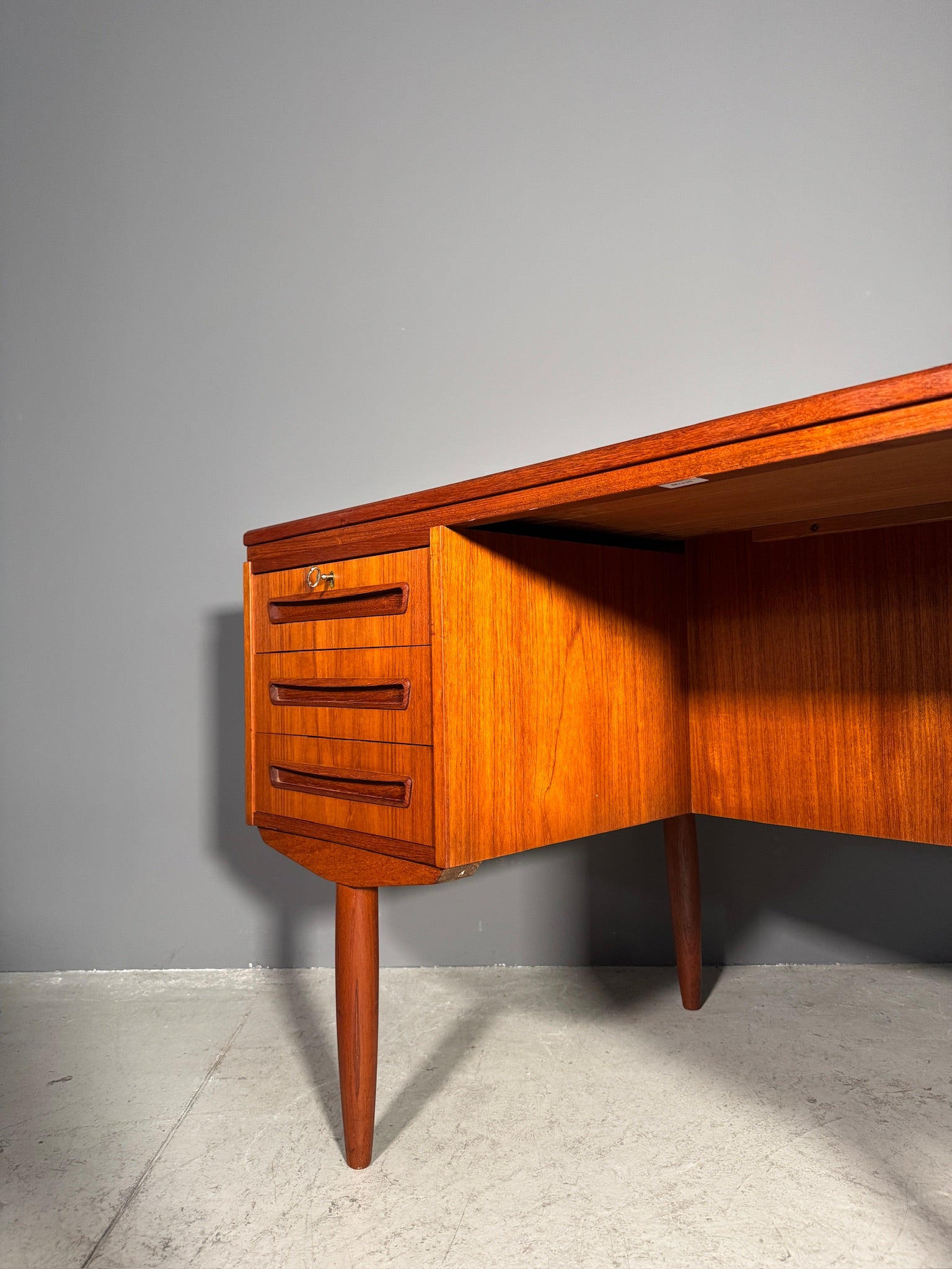 Scrivania in teak di J. Svenstrup