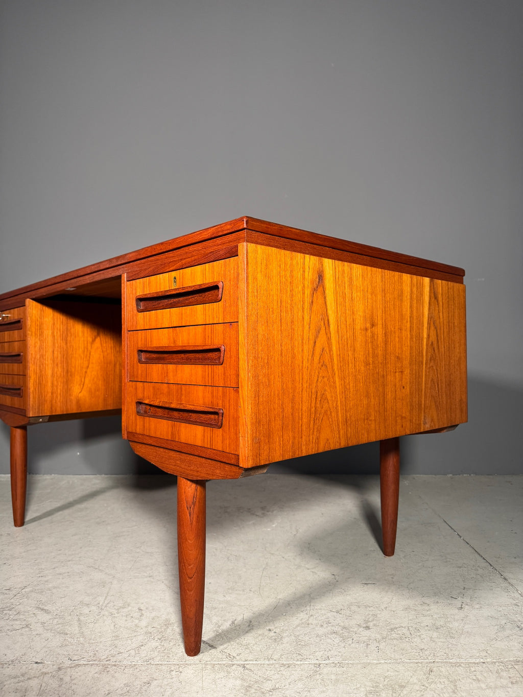 Scrivania in teak di J. Svenstrup