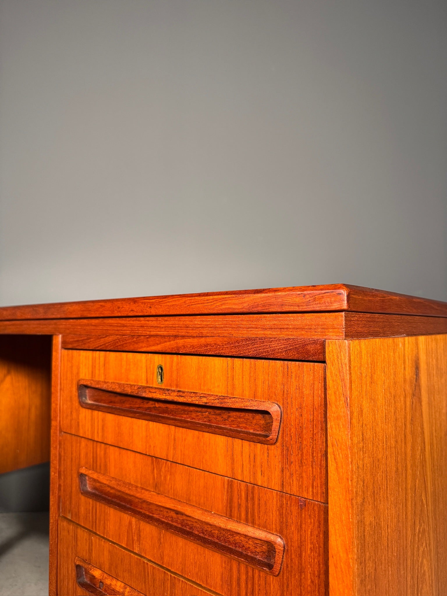 Scrivania in teak di J. Svenstrup