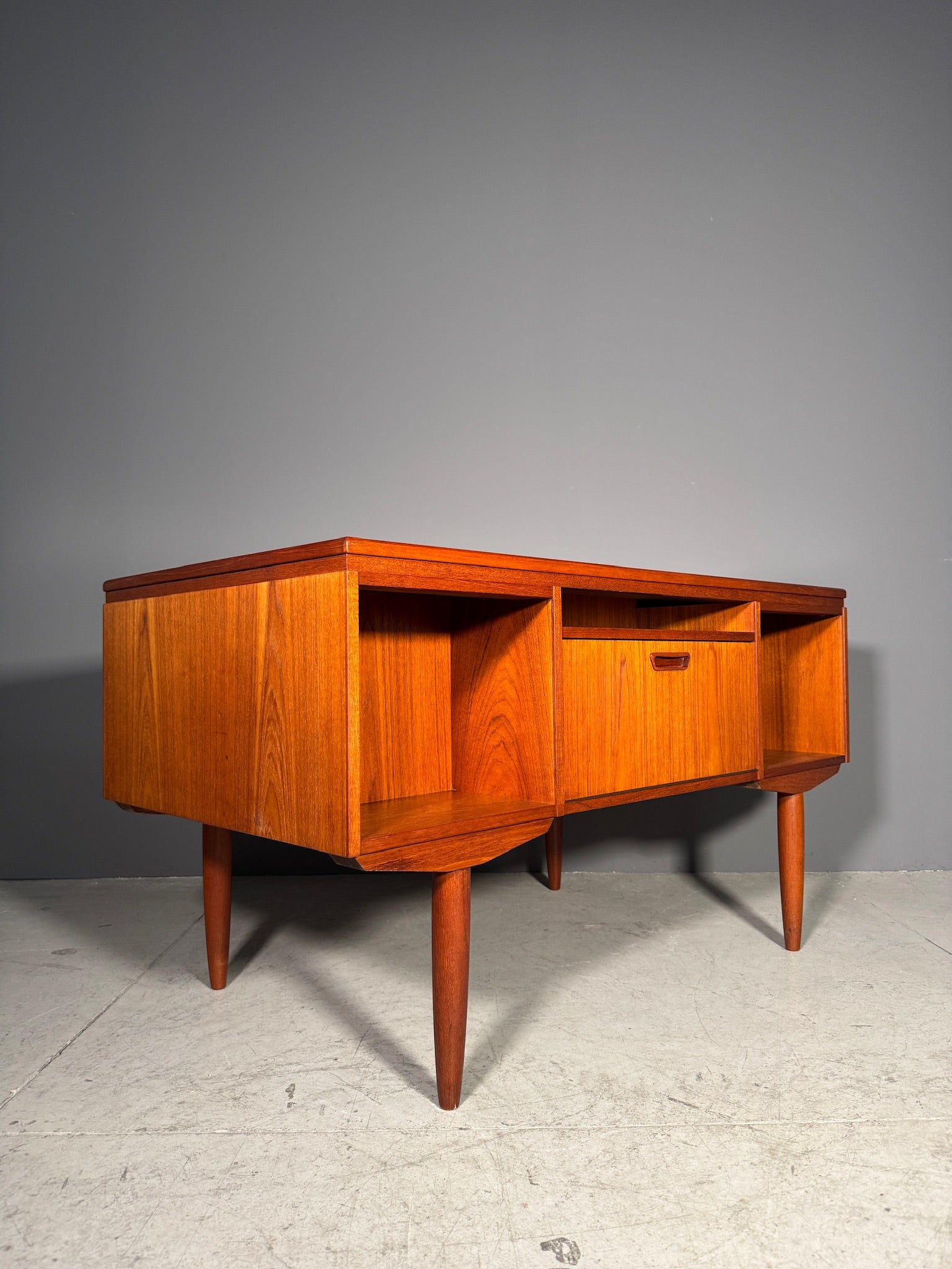 Scrivania in teak di J. Svenstrup