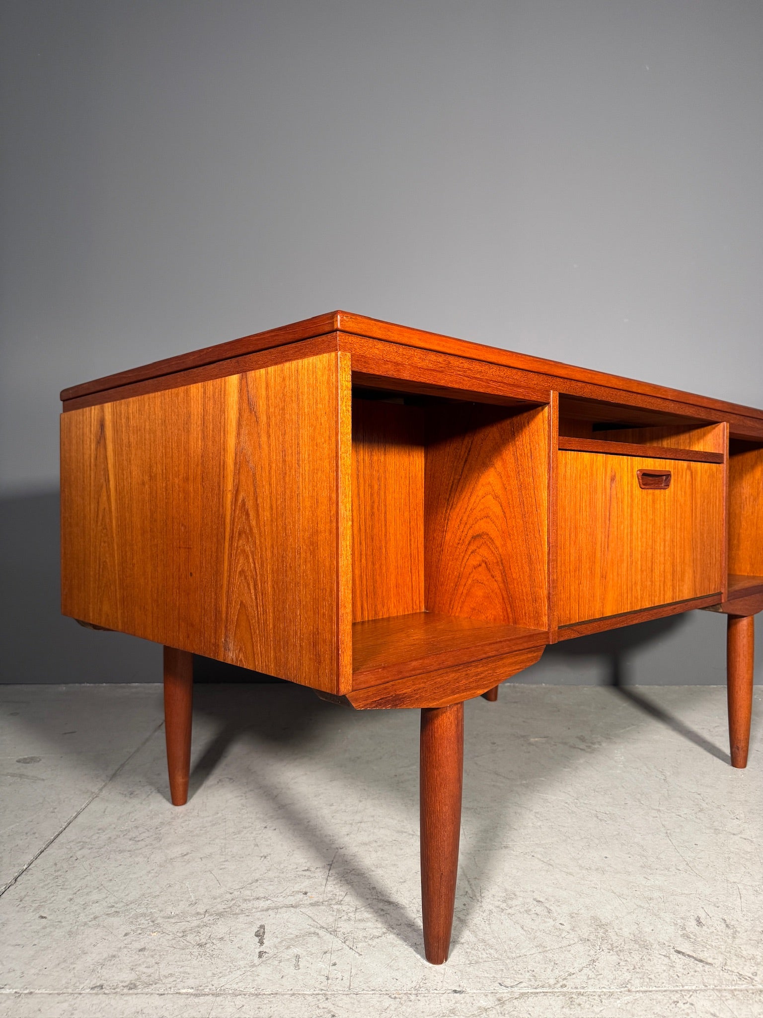 Scrivania in teak di J. Svenstrup