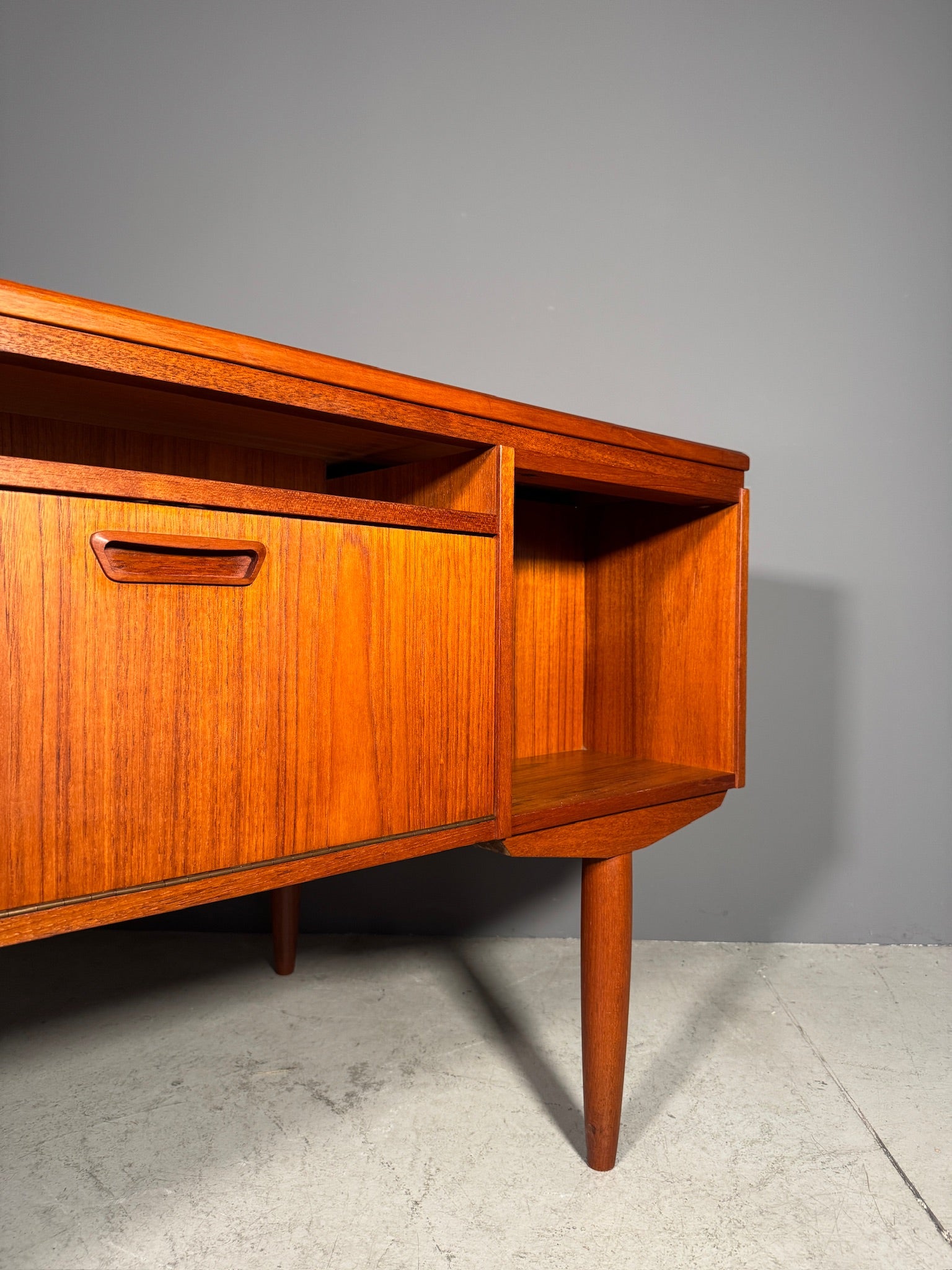 Scrivania in teak di J. Svenstrup