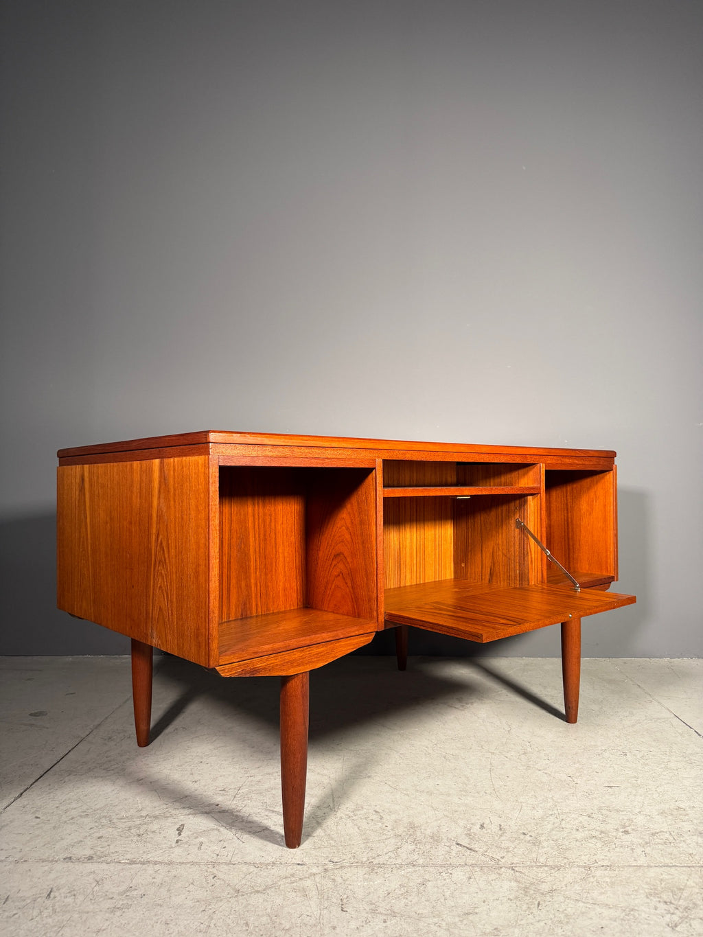 Scrivania in teak di J. Svenstrup