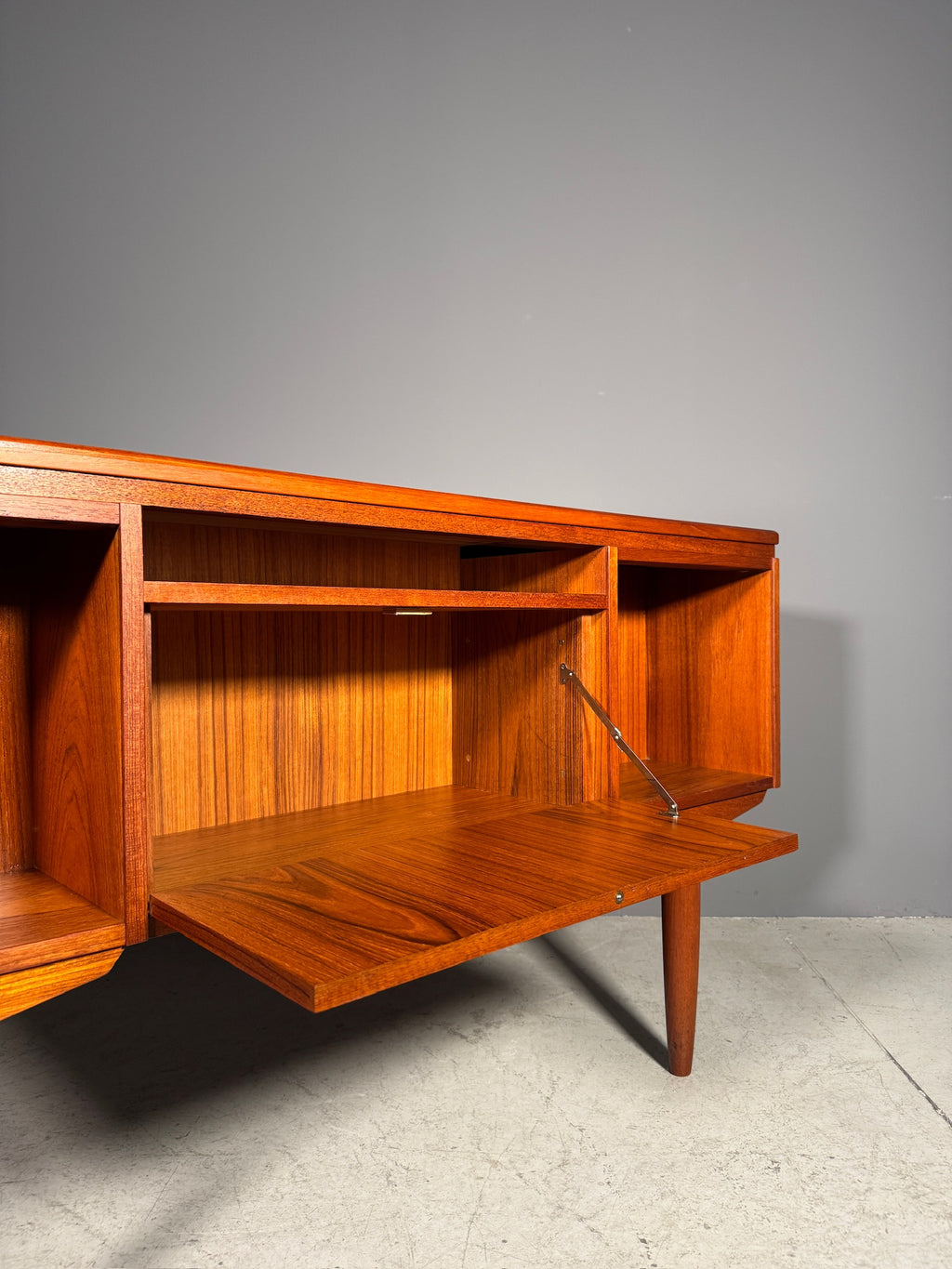 Scrivania in teak di J. Svenstrup