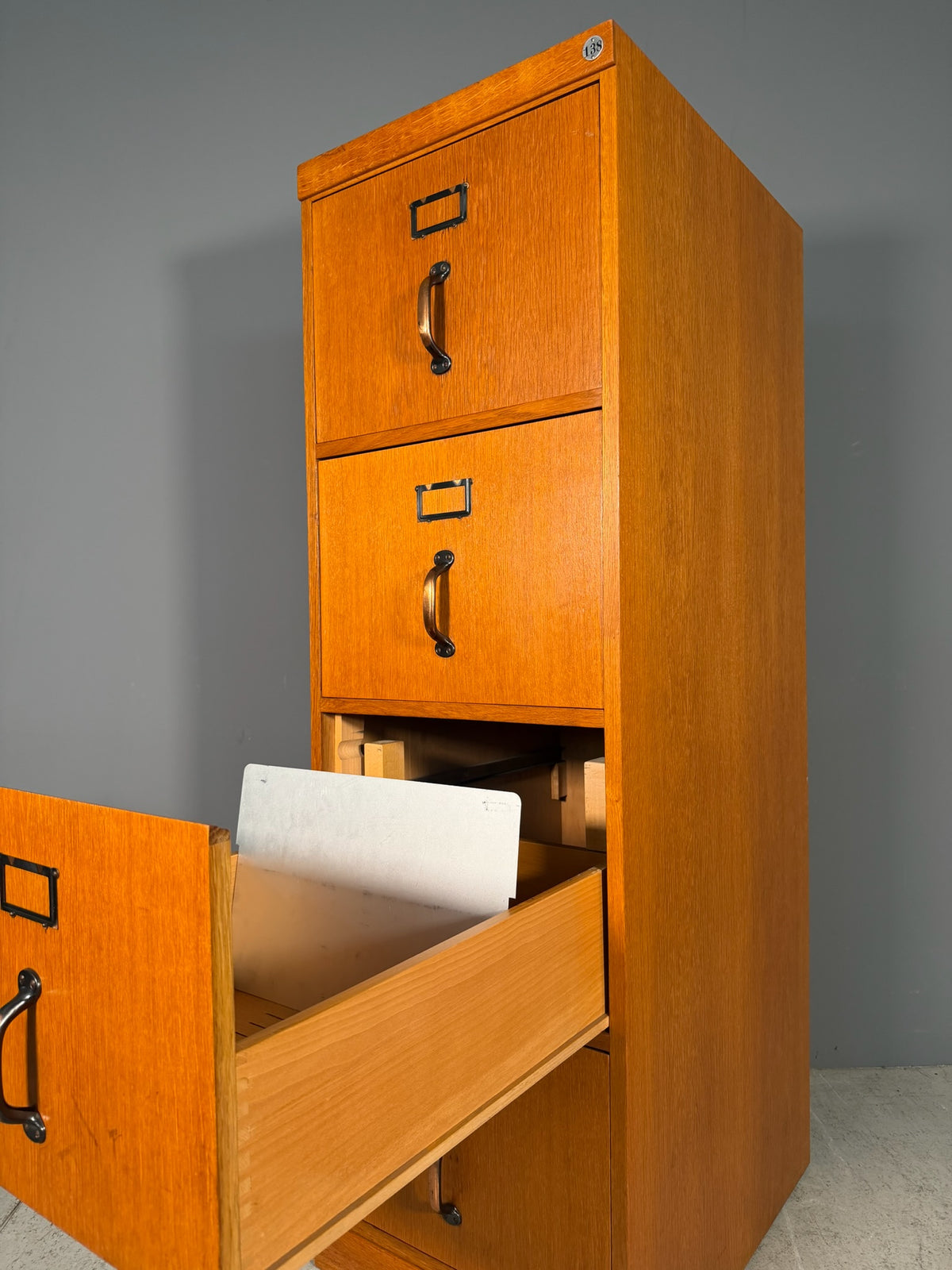 Schedario vintage in rovere