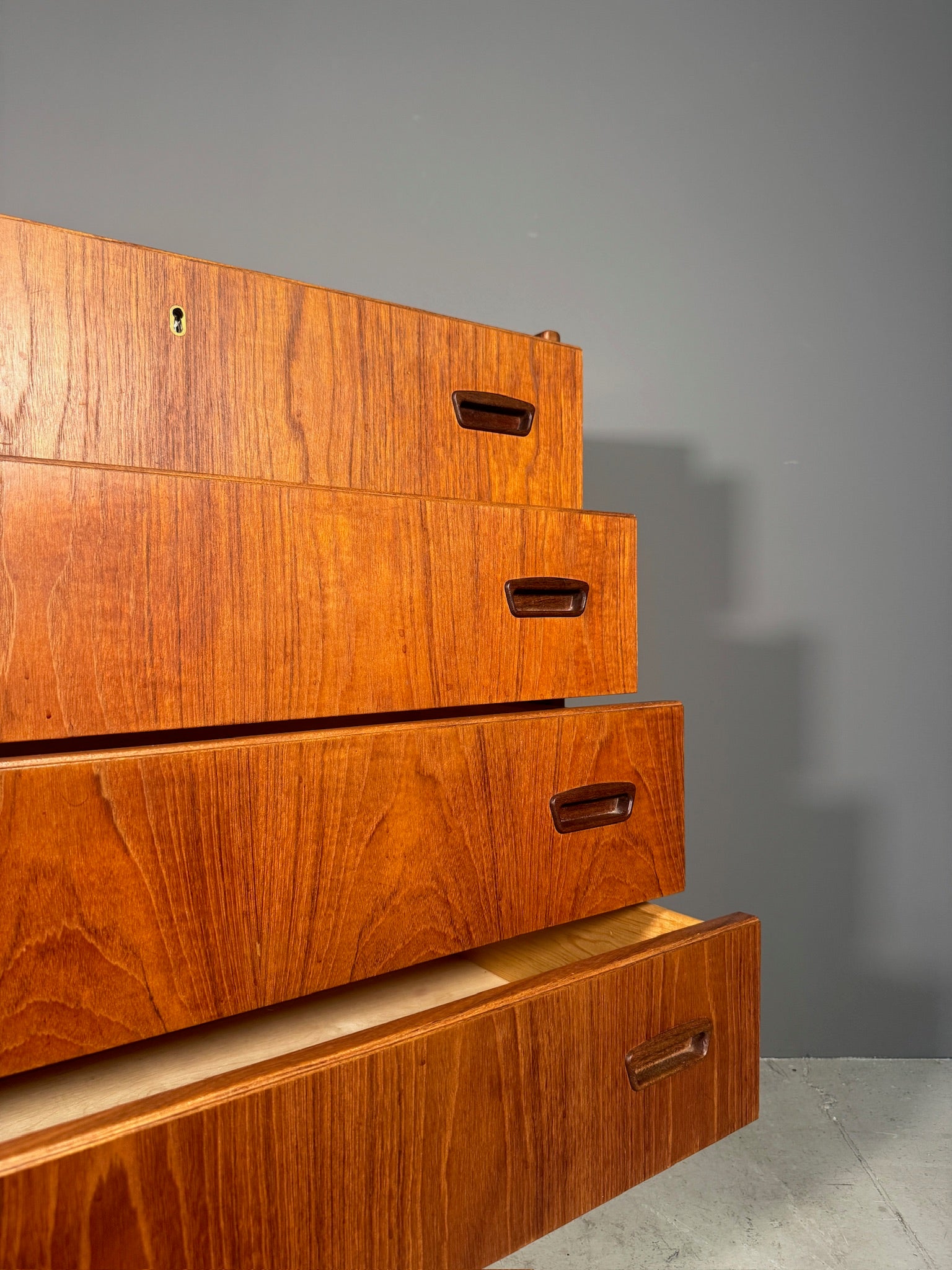 Cassettiera in teak anni 60