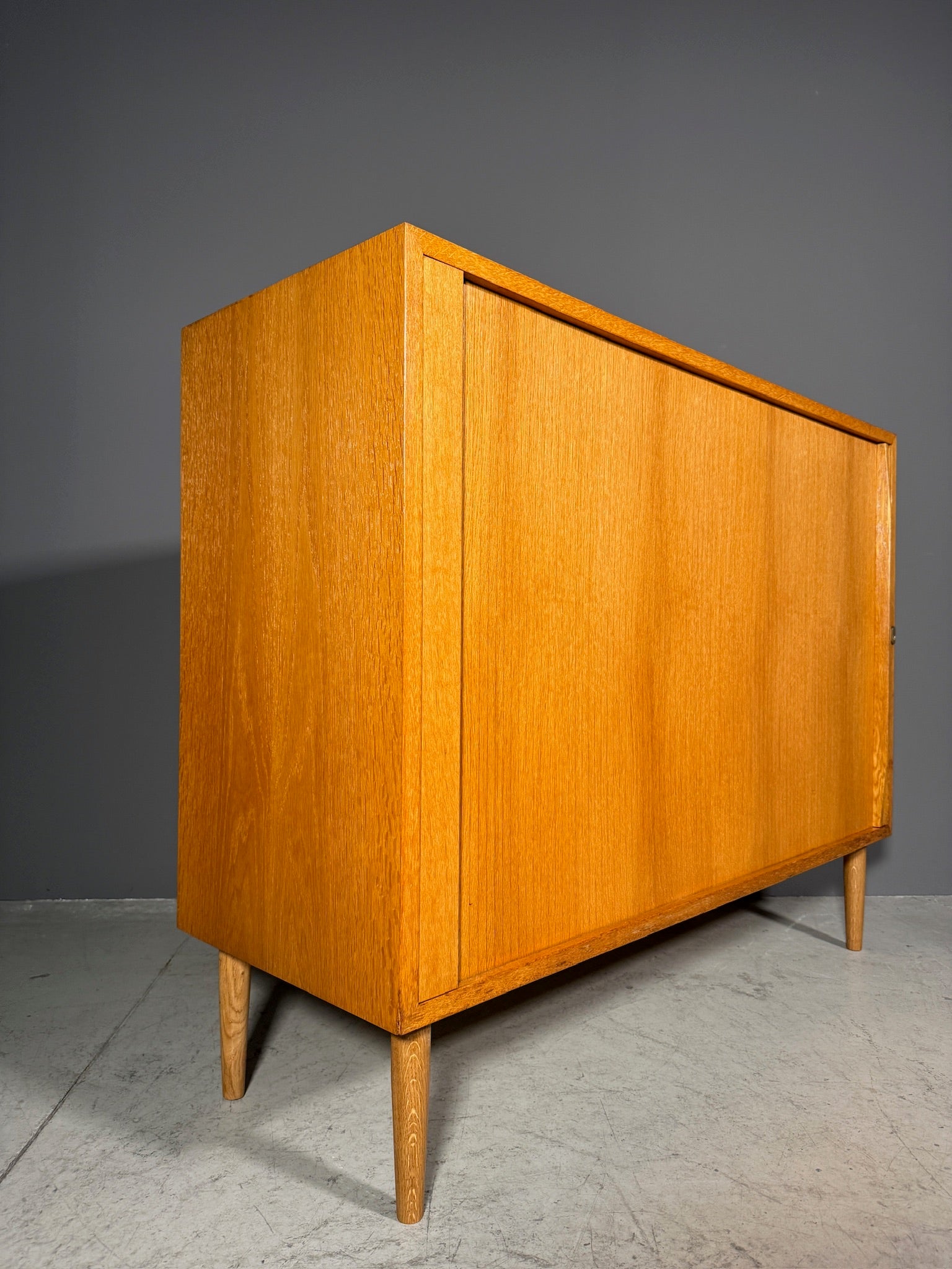 Sideboard con serrandina laterale