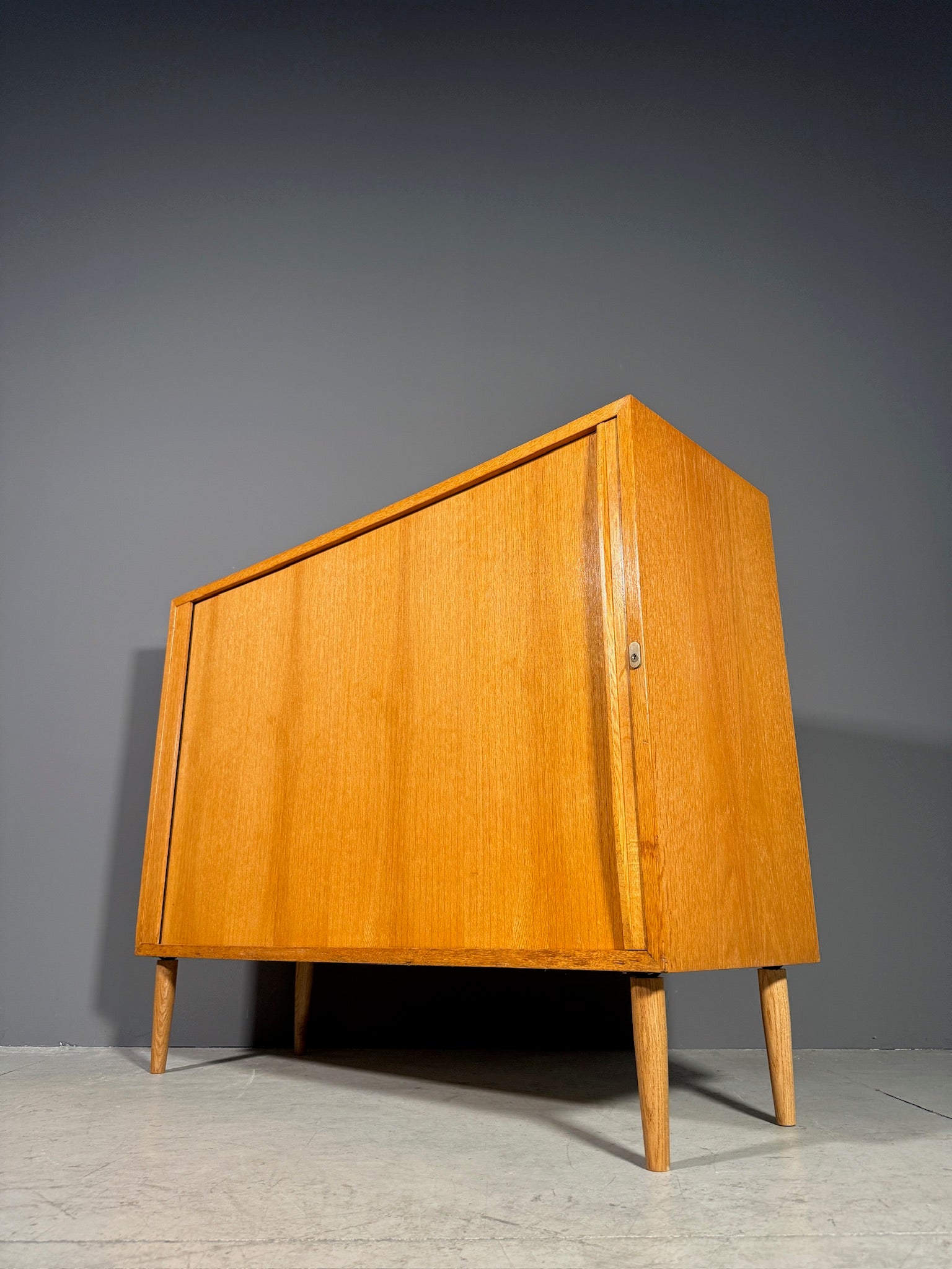 Sideboard con serrandina laterale