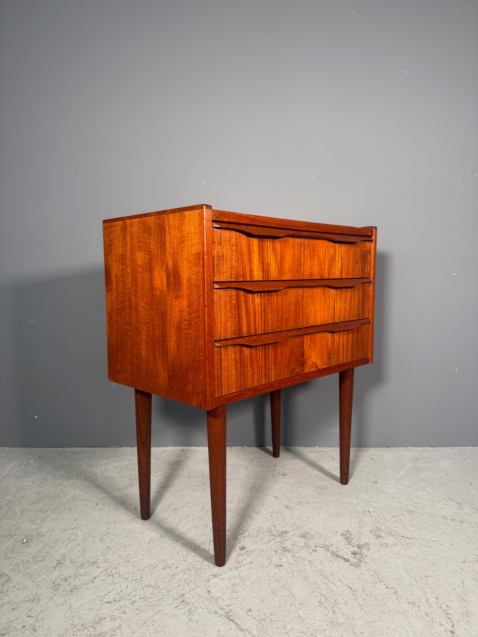 Comodino danese in teak