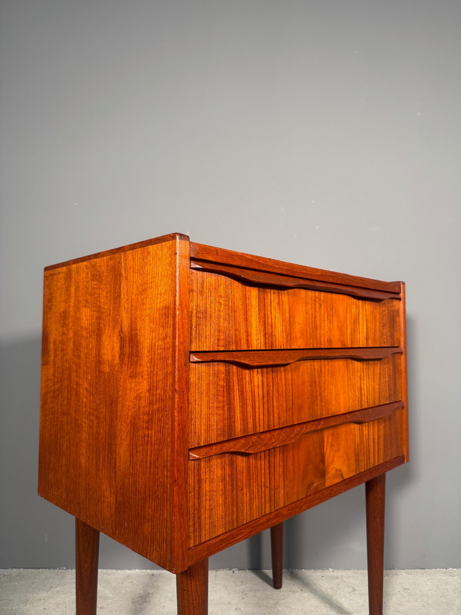 Comodino danese in teak