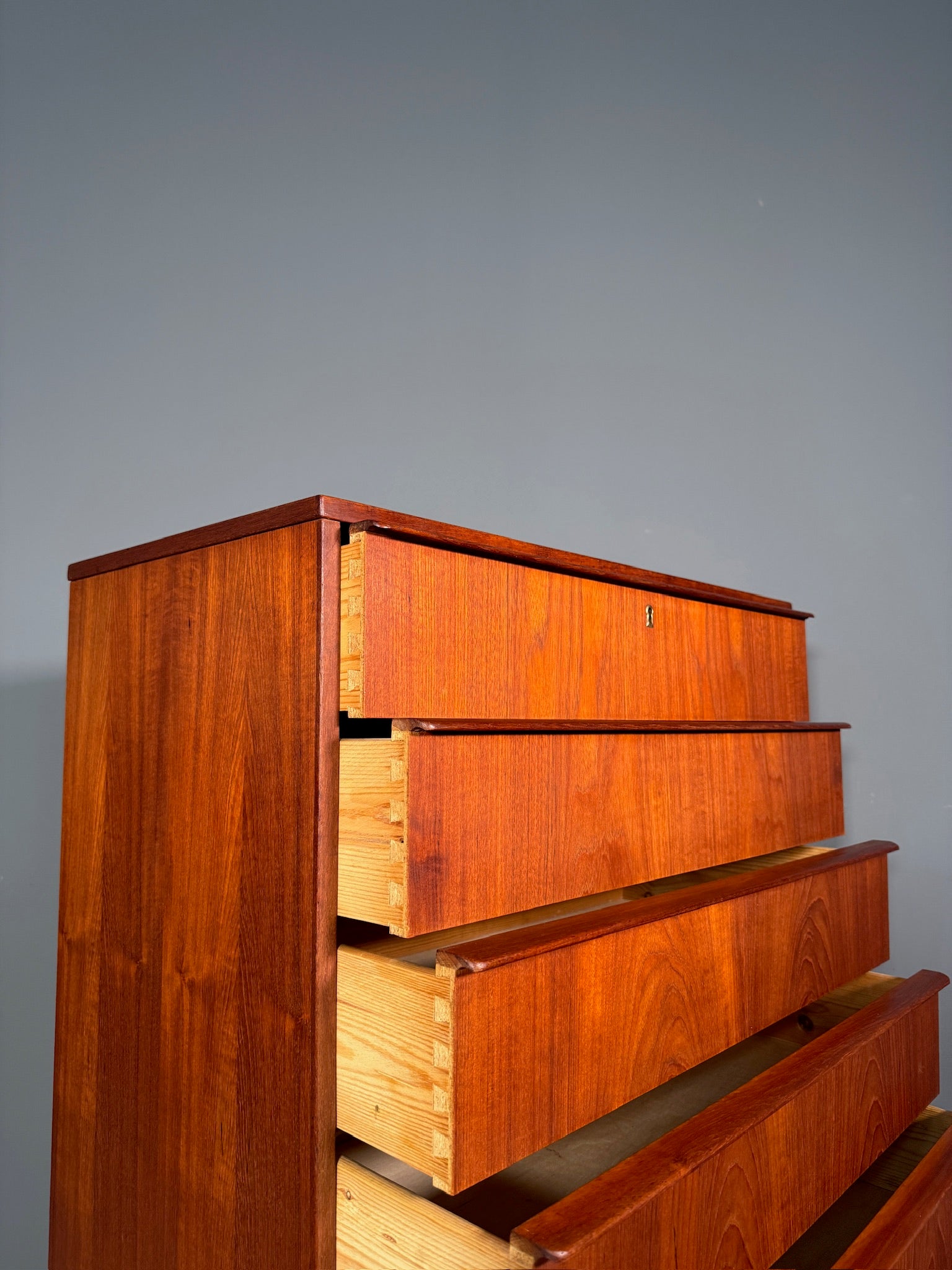Cassettiera anni 70 in teak