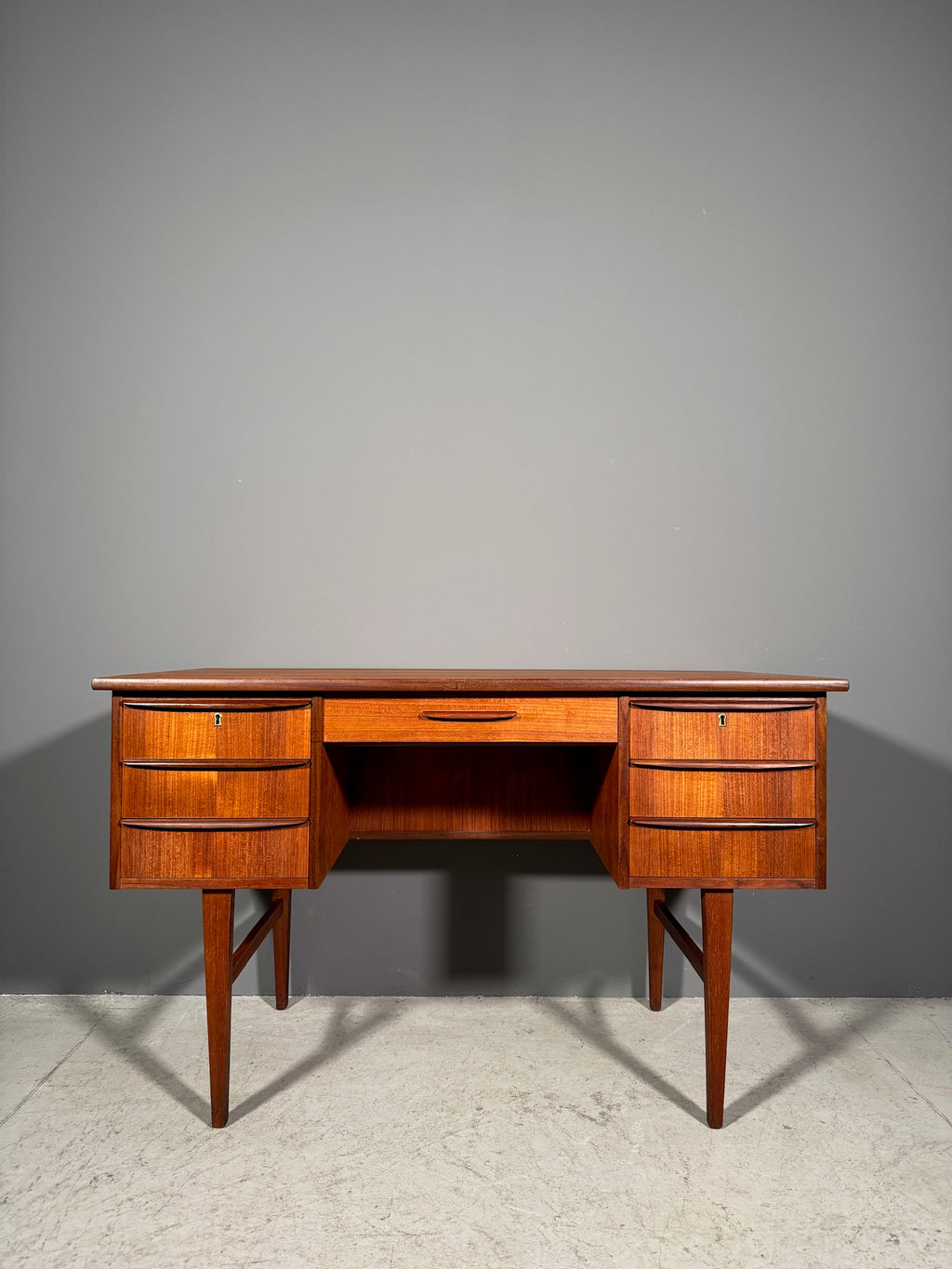 Scrivania in teak anni 70