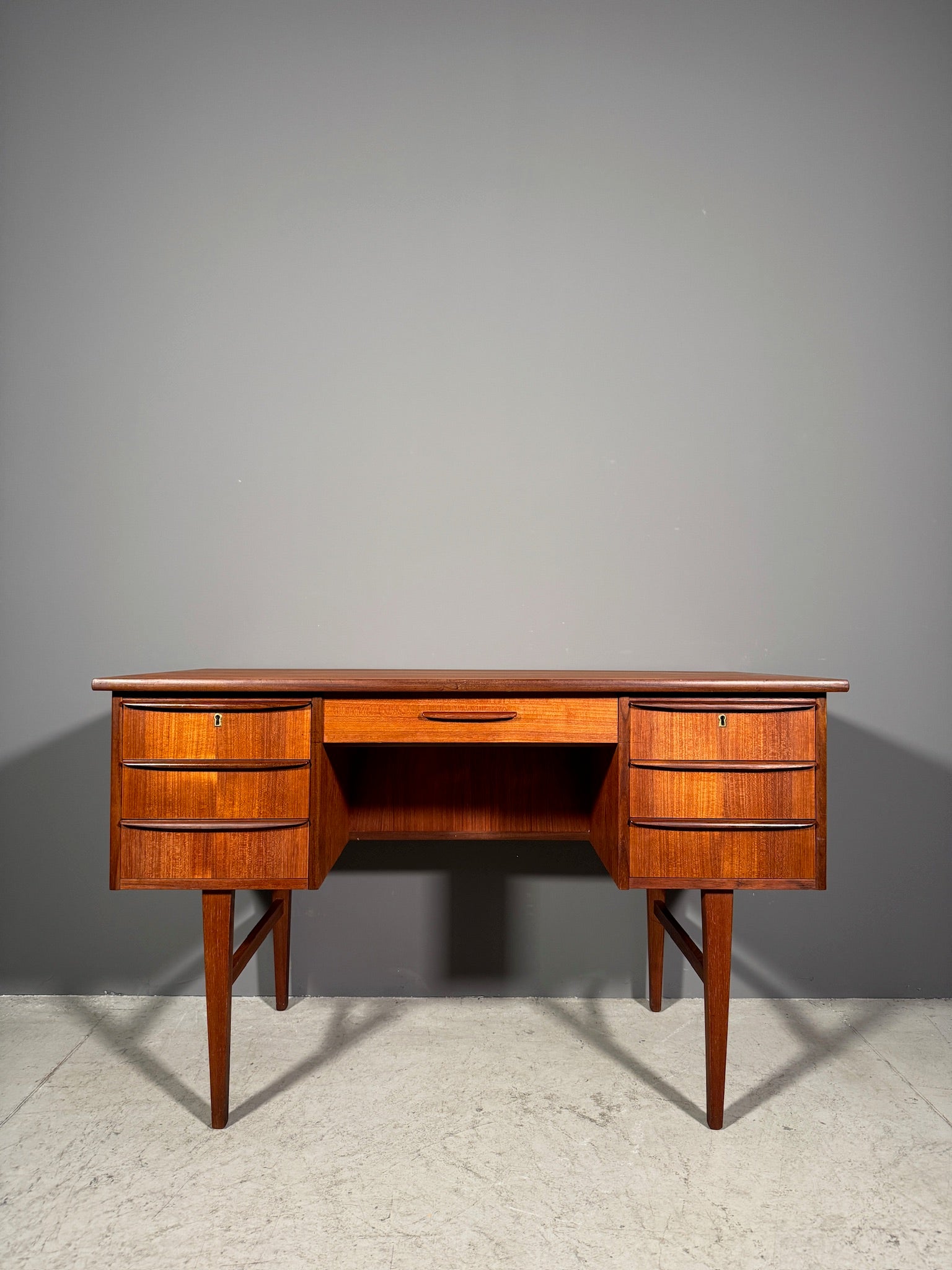 Scrivania in teak anni 70