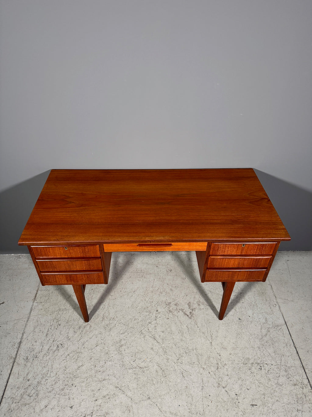 Scrivania in teak anni 70