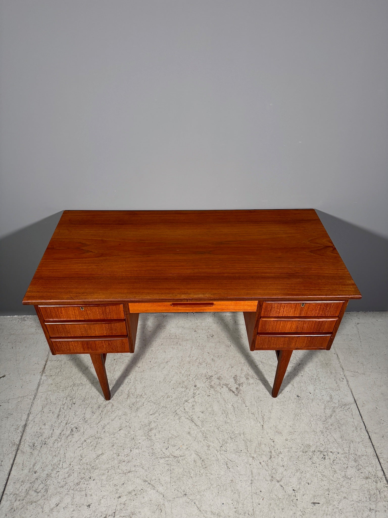 Scrivania in teak anni 70
