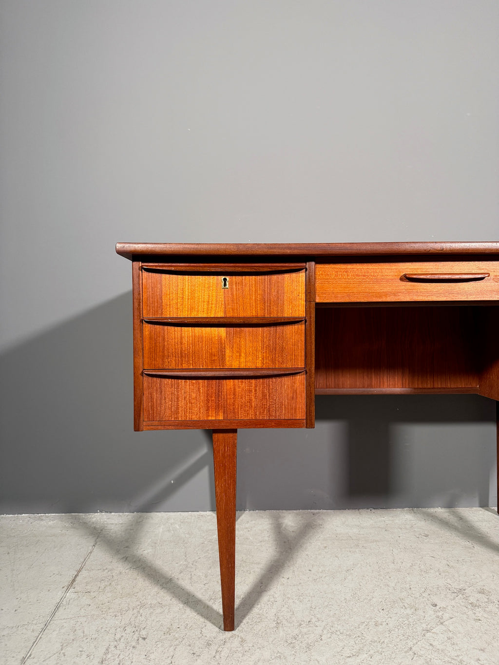 Scrivania in teak anni 70
