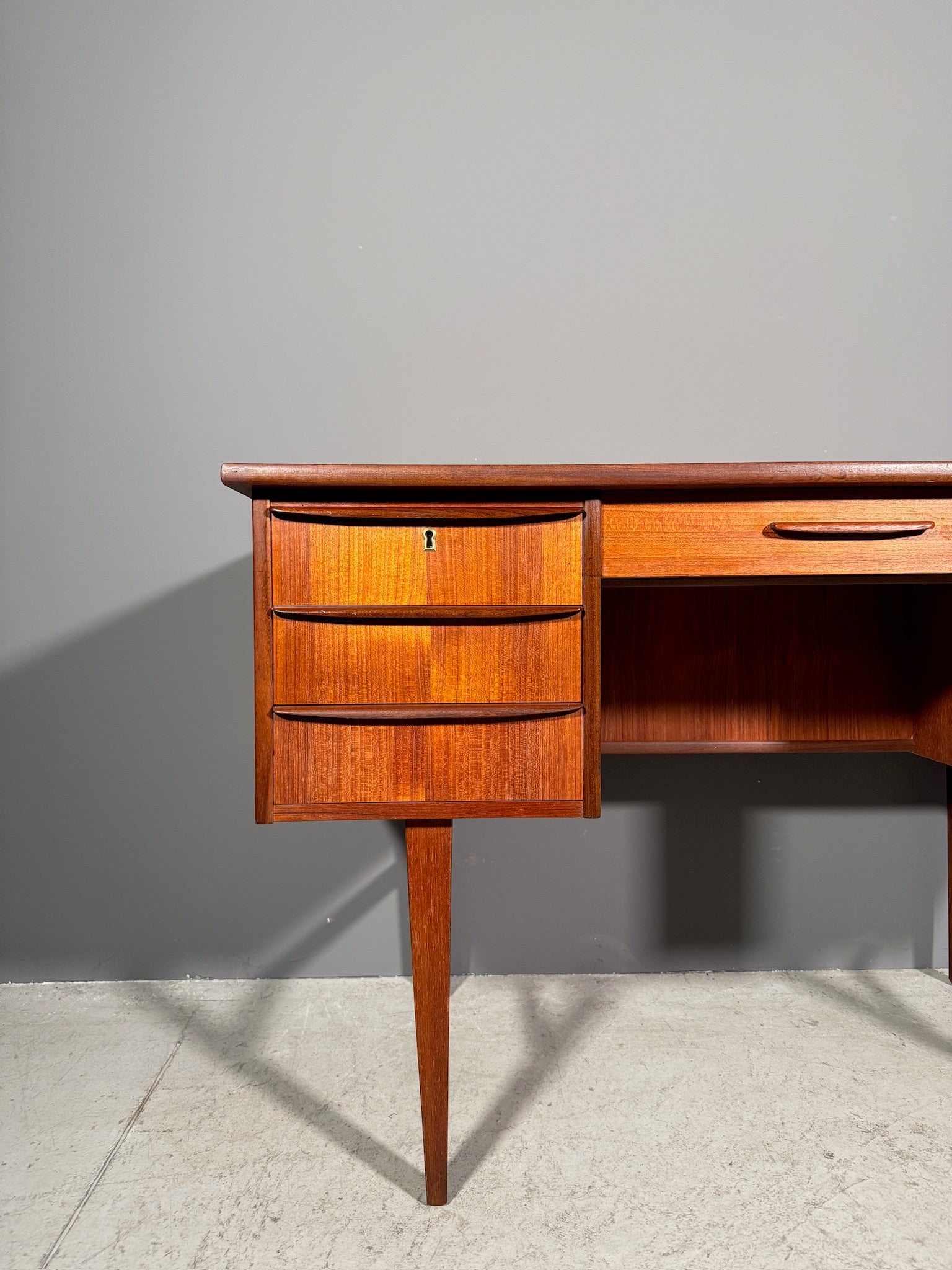 Scrivania in teak anni 70
