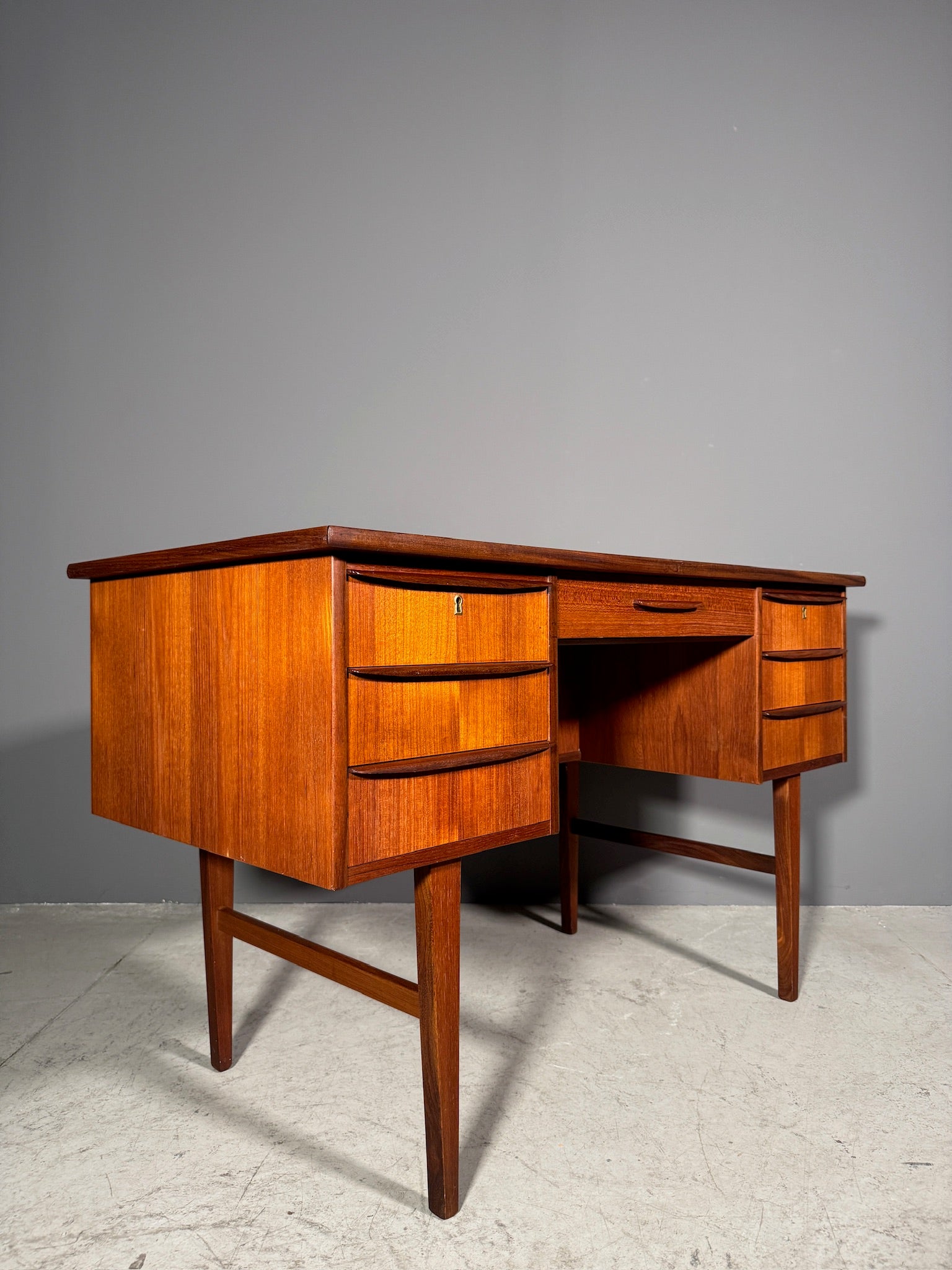Scrivania in teak anni 70