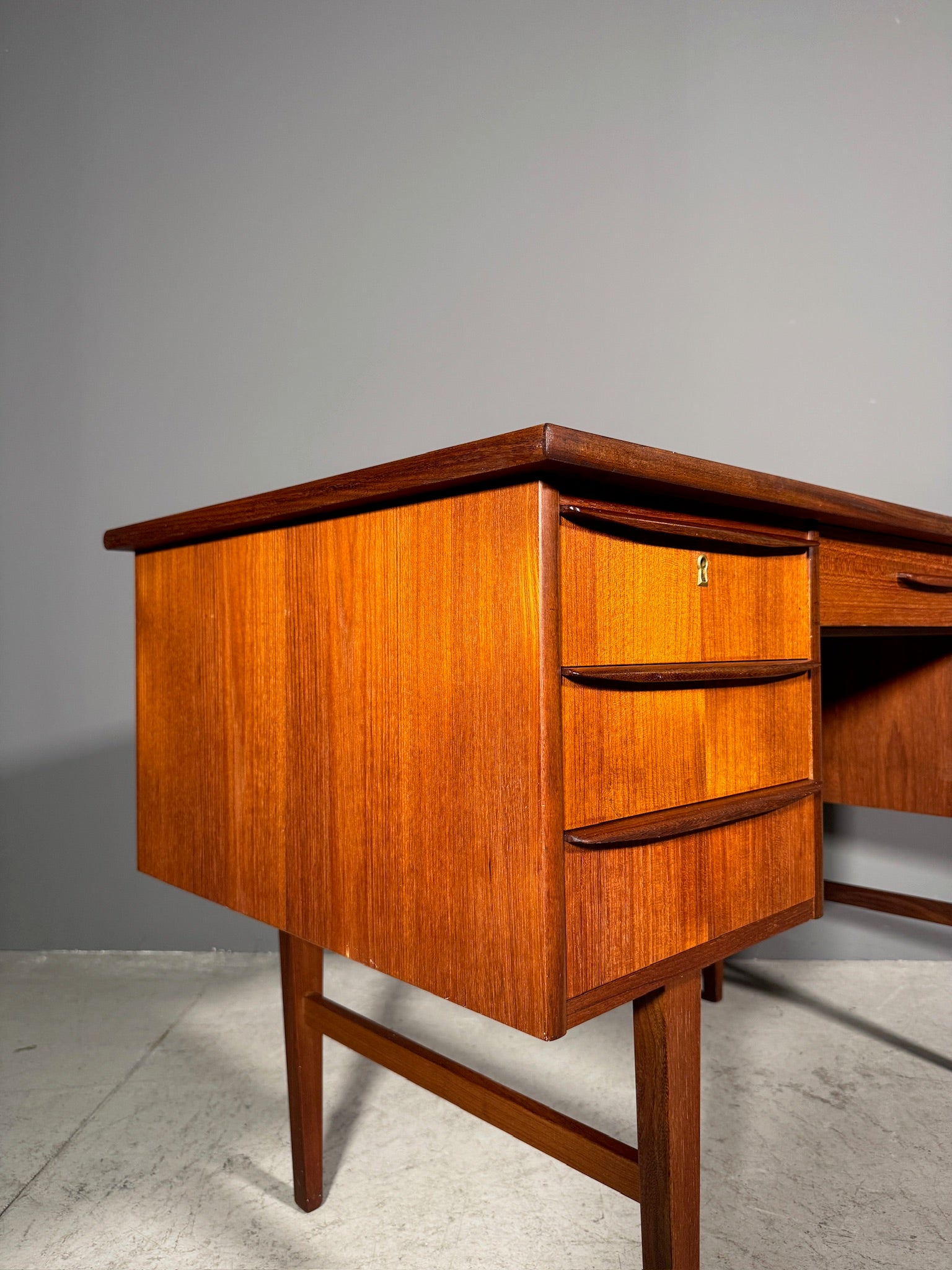 Scrivania in teak anni 70