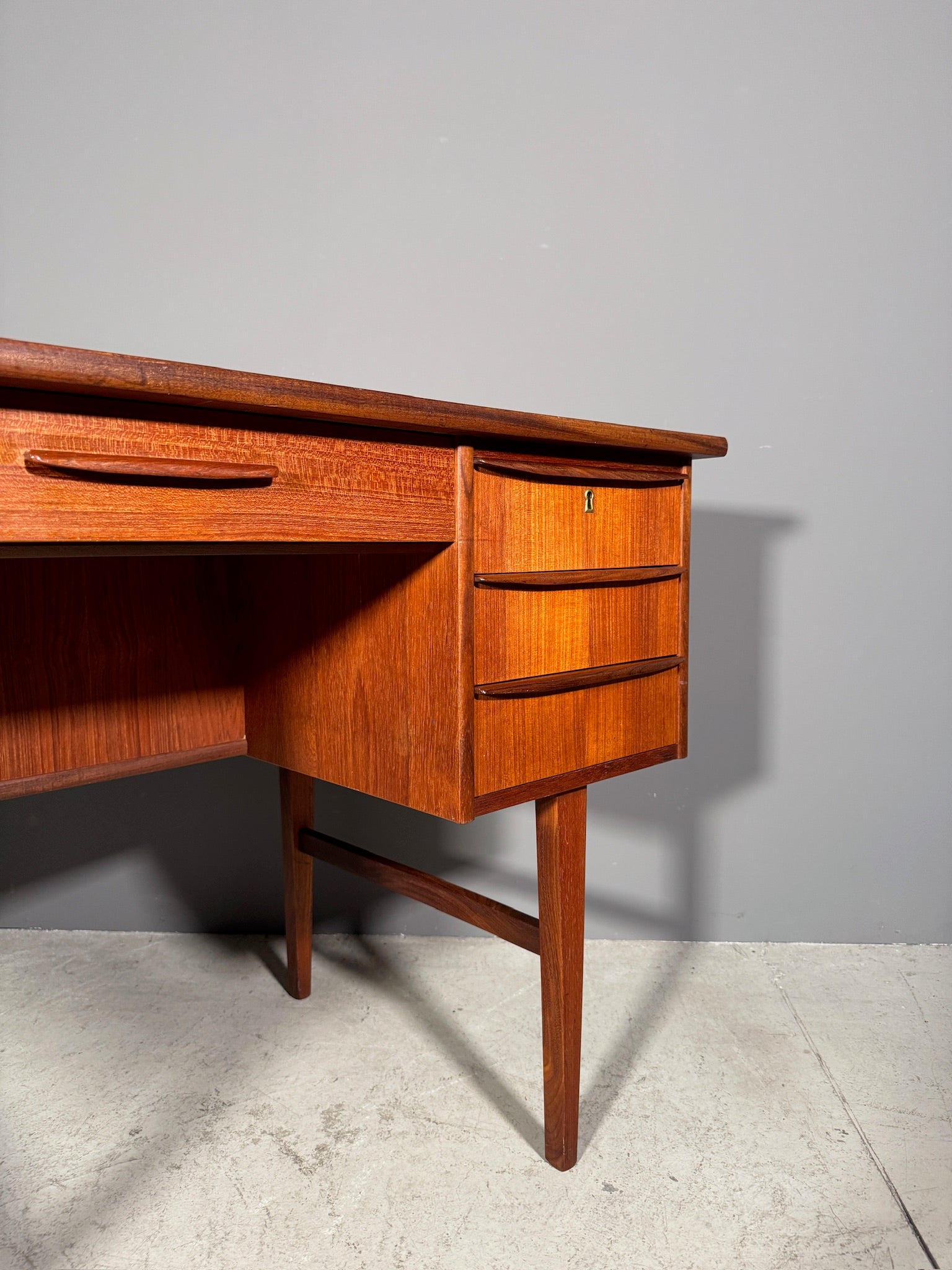 Scrivania in teak anni 70