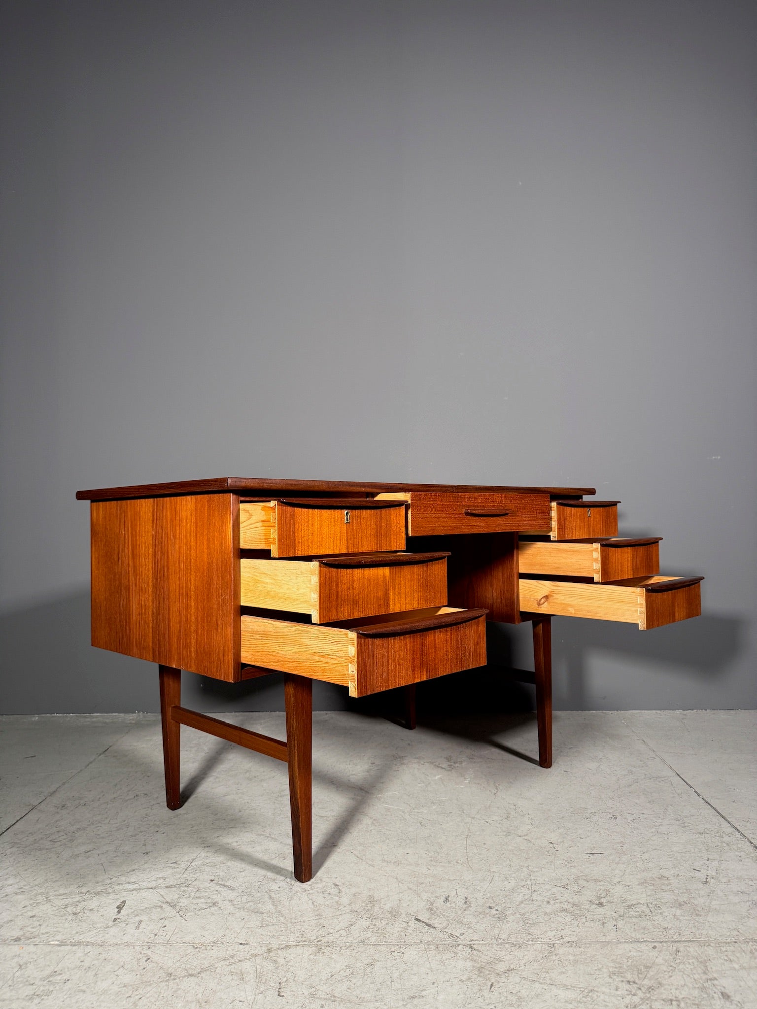 Scrivania in teak anni 70
