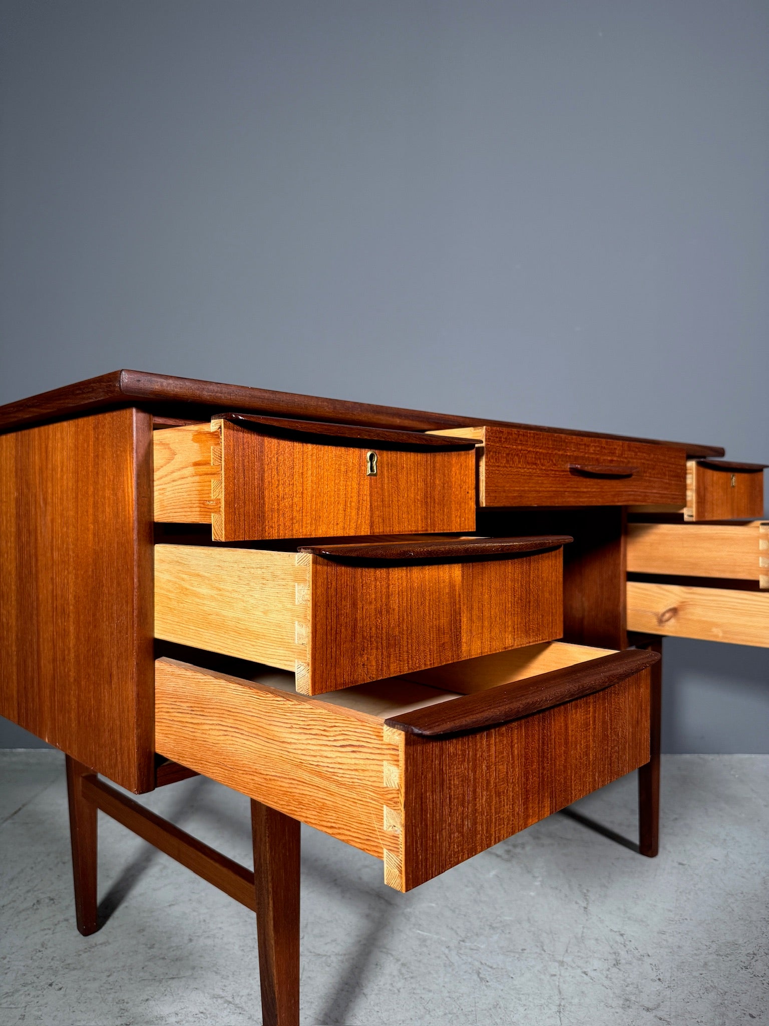 Scrivania in teak anni 70