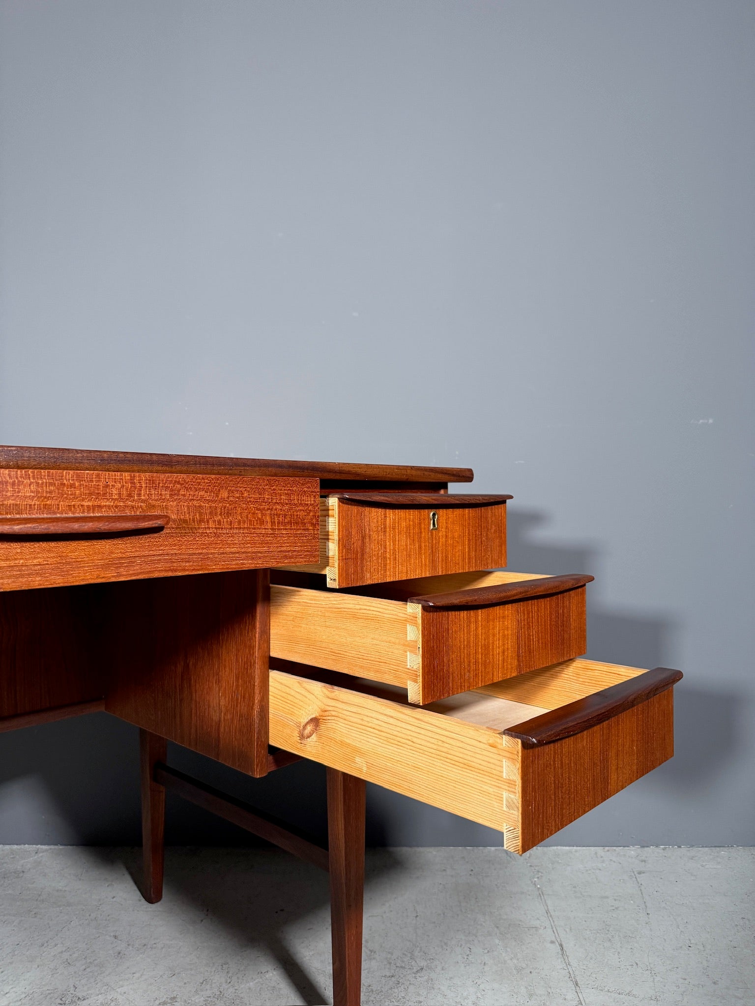 Scrivania in teak anni 70