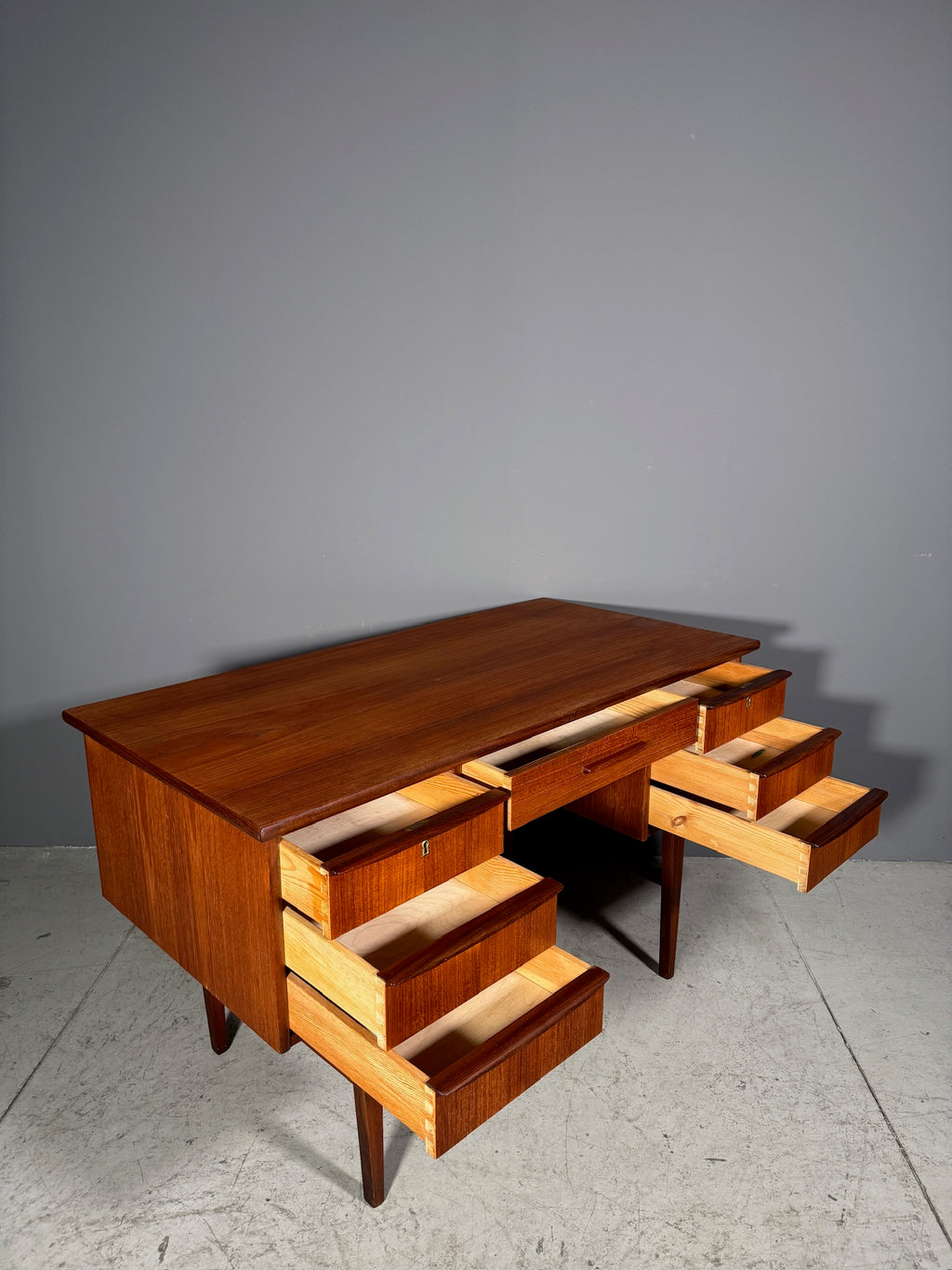 Scrivania in teak anni 70