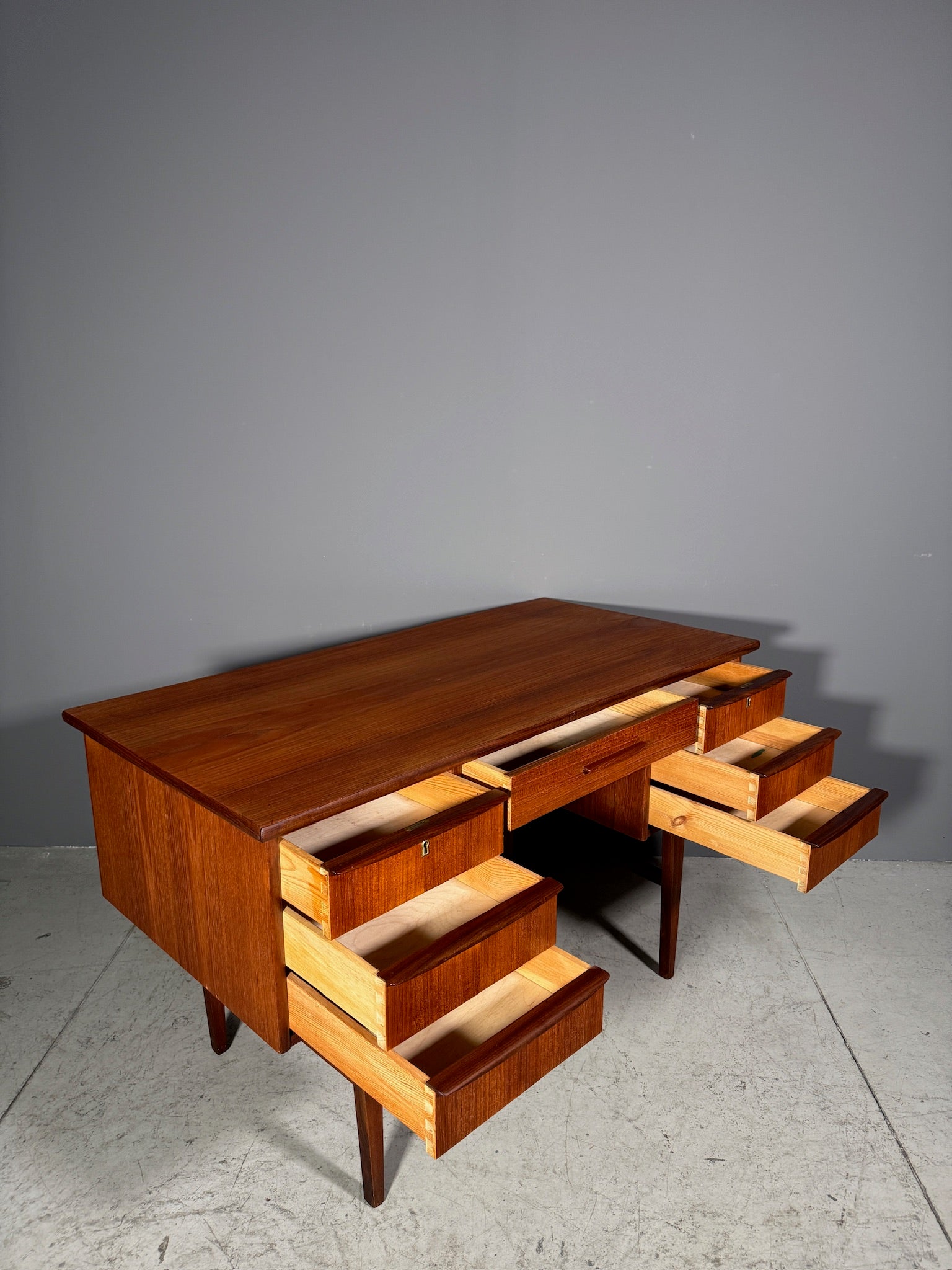 Scrivania in teak anni 70