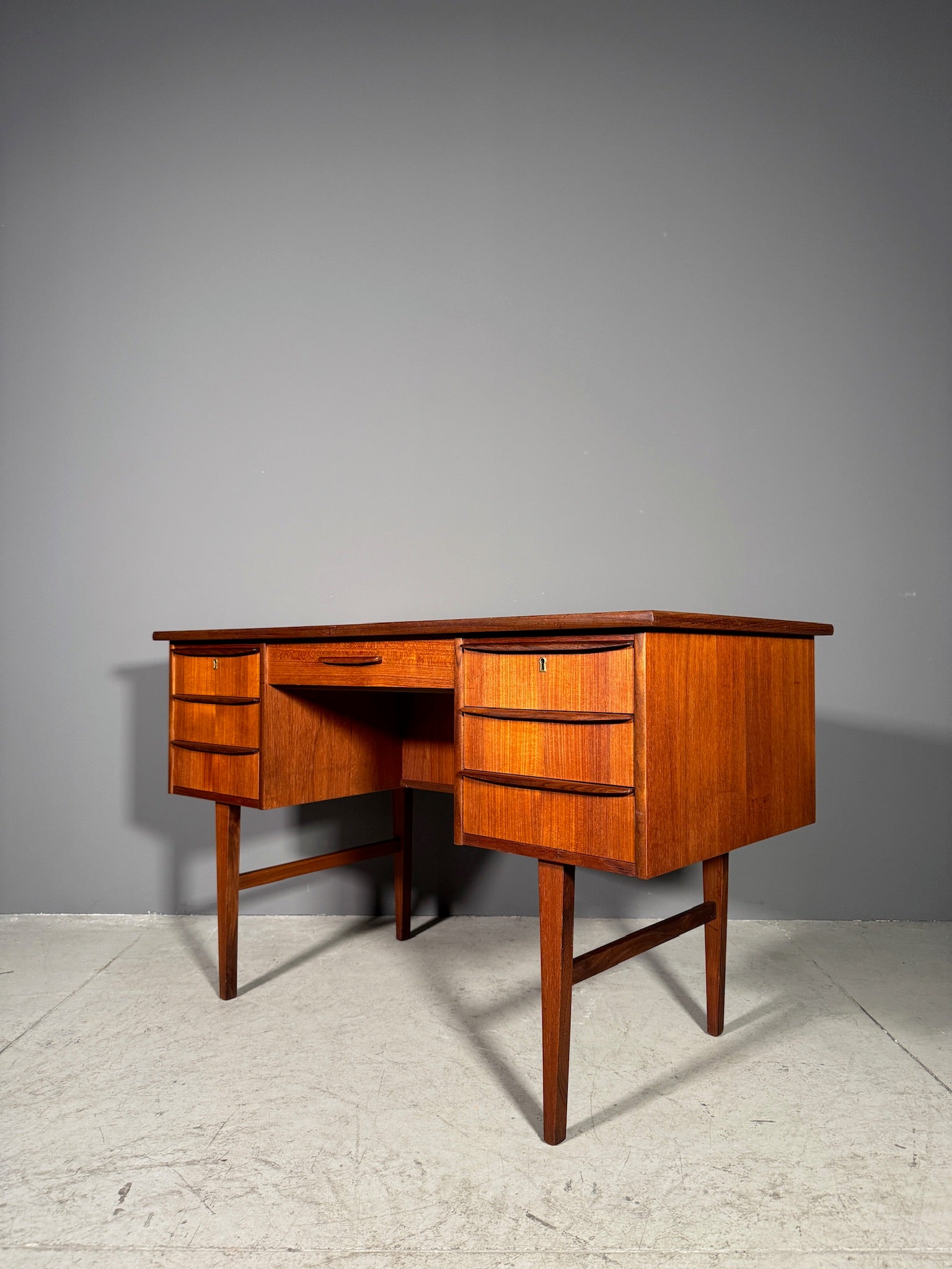 Scrivania in teak anni 70