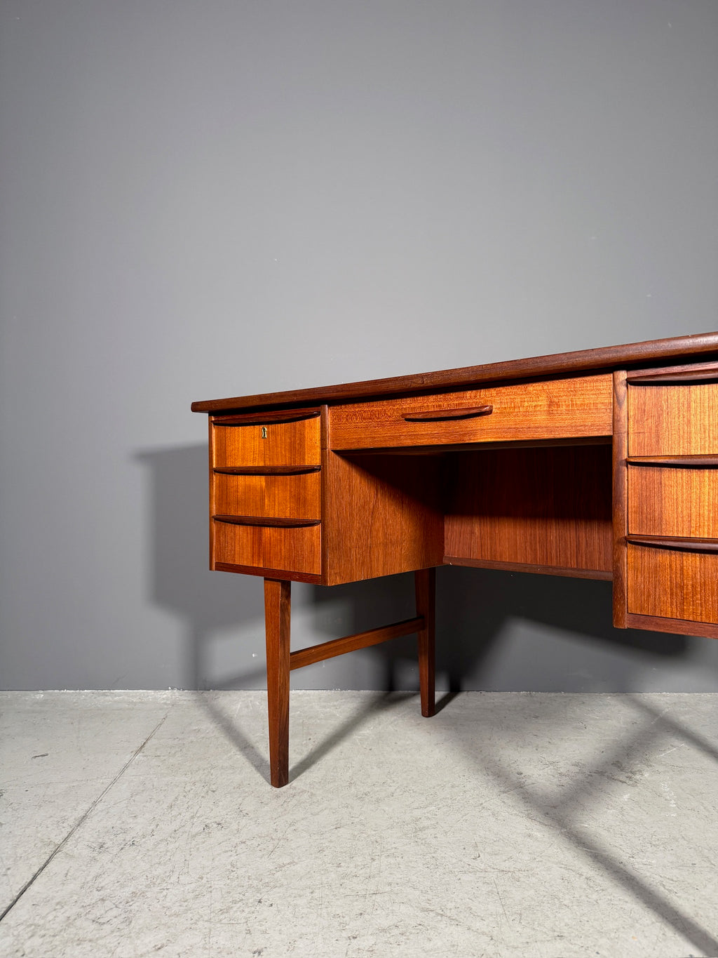 Scrivania in teak anni 70
