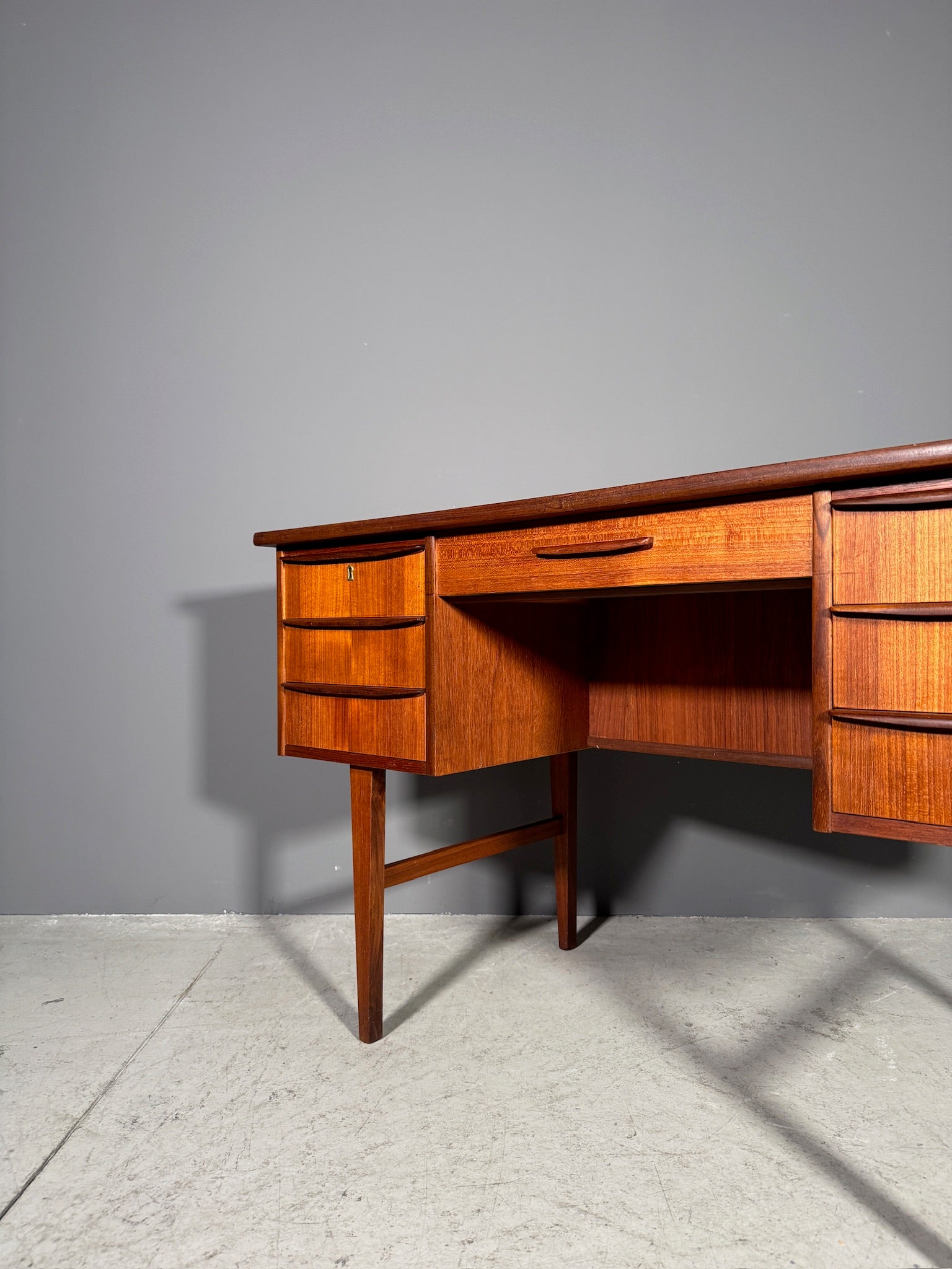 Scrivania in teak anni 70