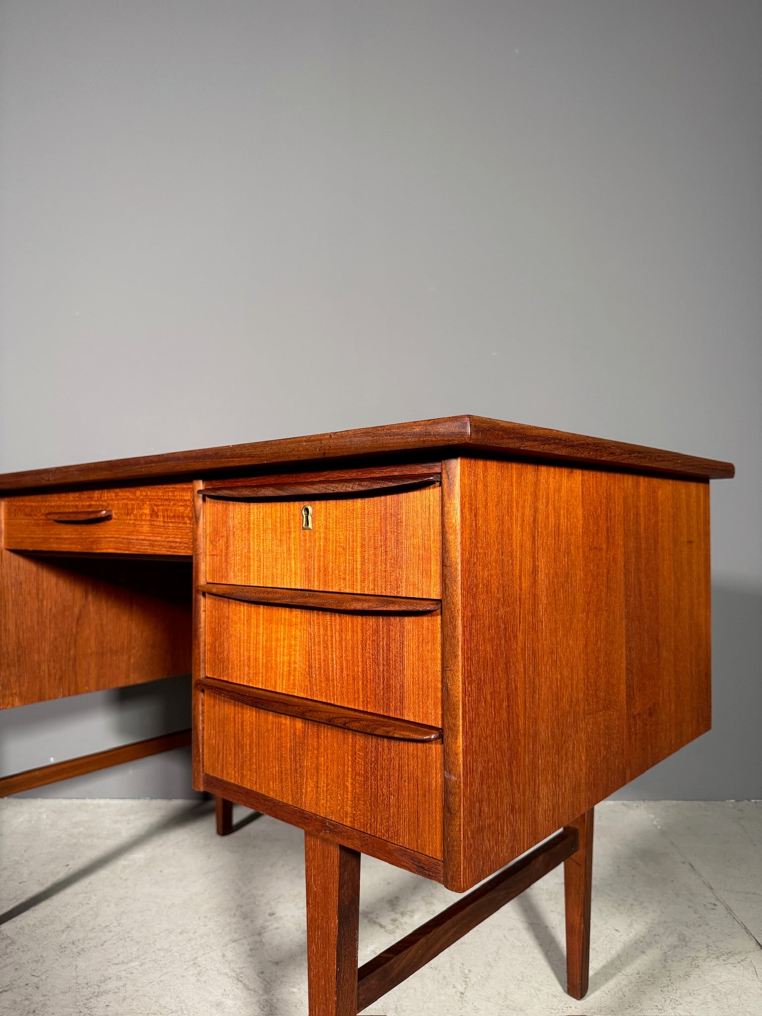 Scrivania in teak anni 70