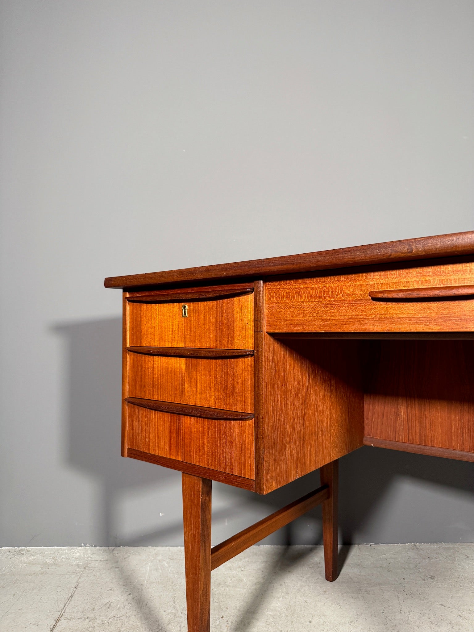 Scrivania in teak anni 70