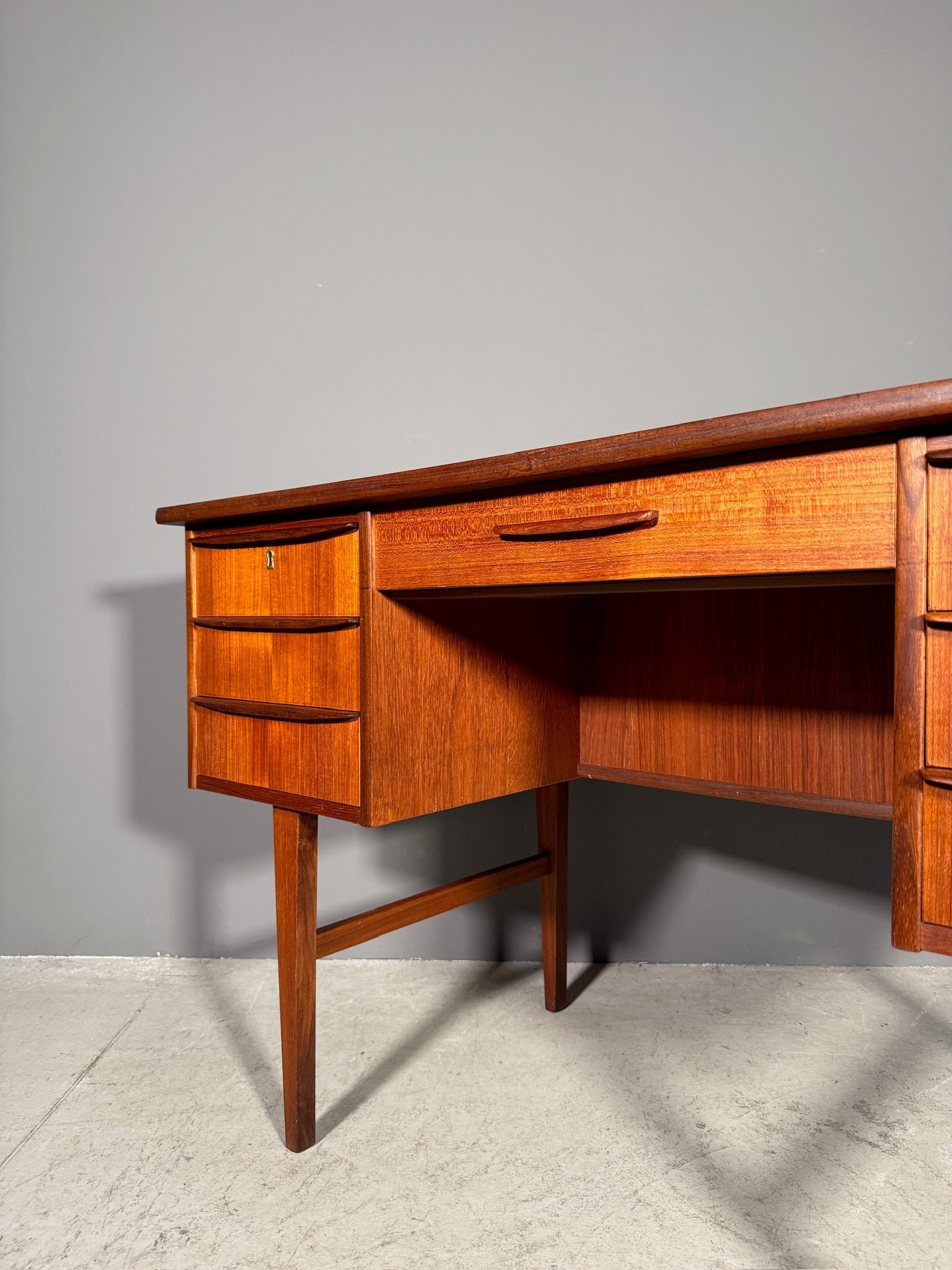Scrivania in teak anni 70