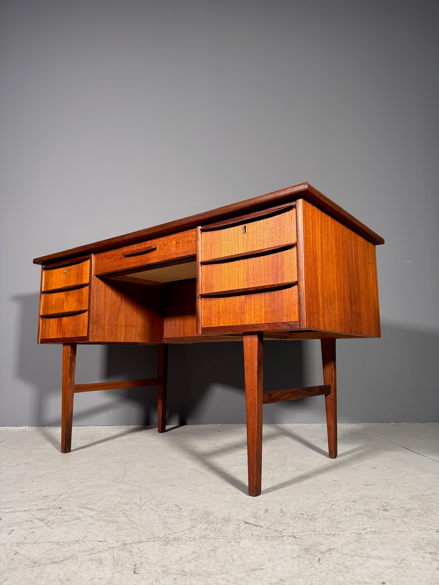 Scrivania in teak anni 70