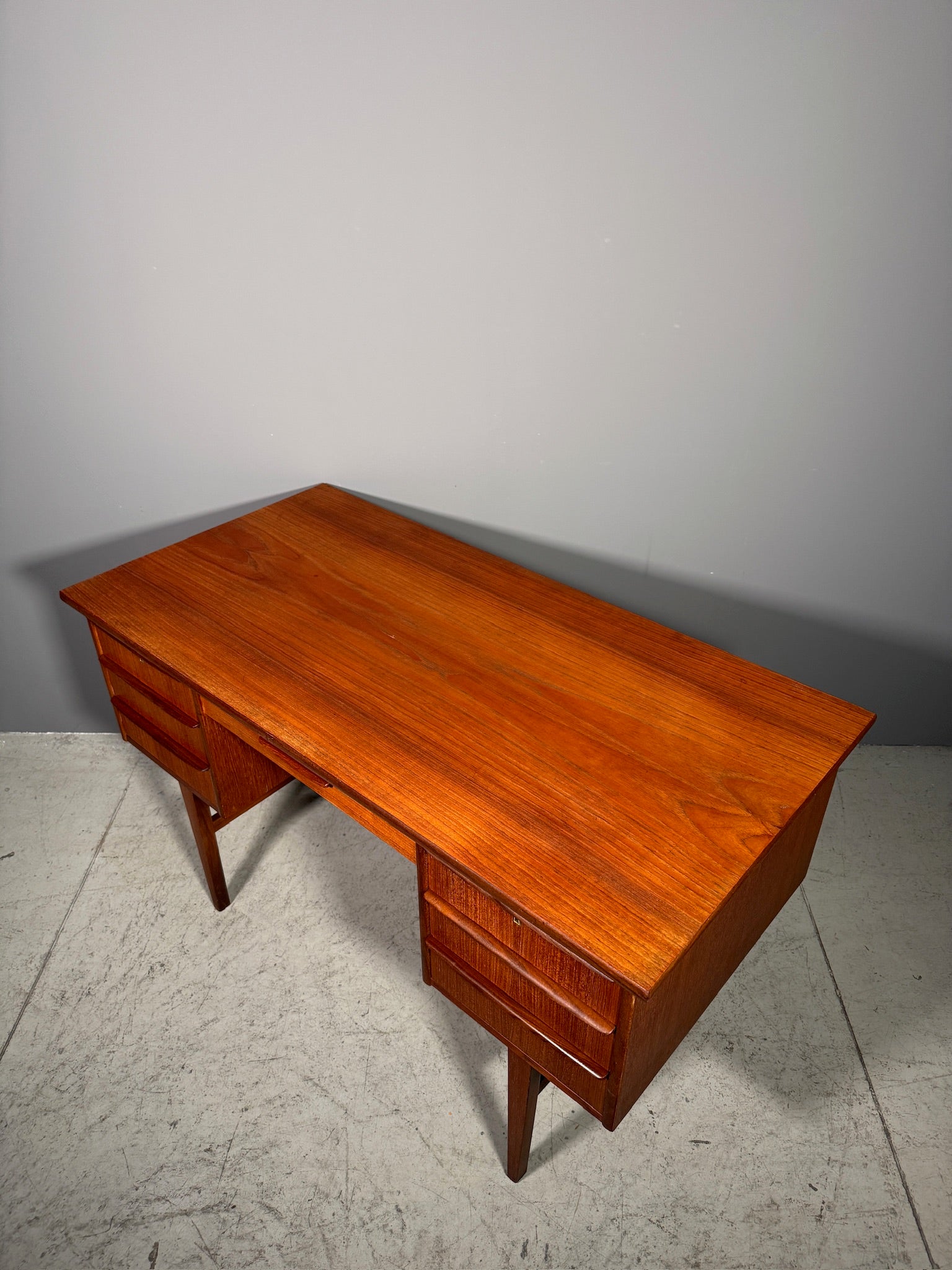 Scrivania in teak anni 70