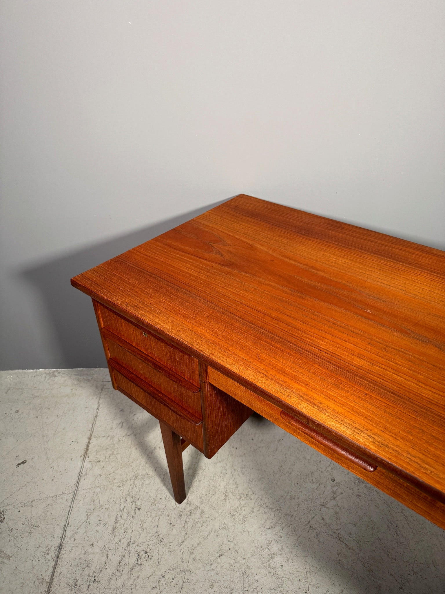 Scrivania in teak anni 70