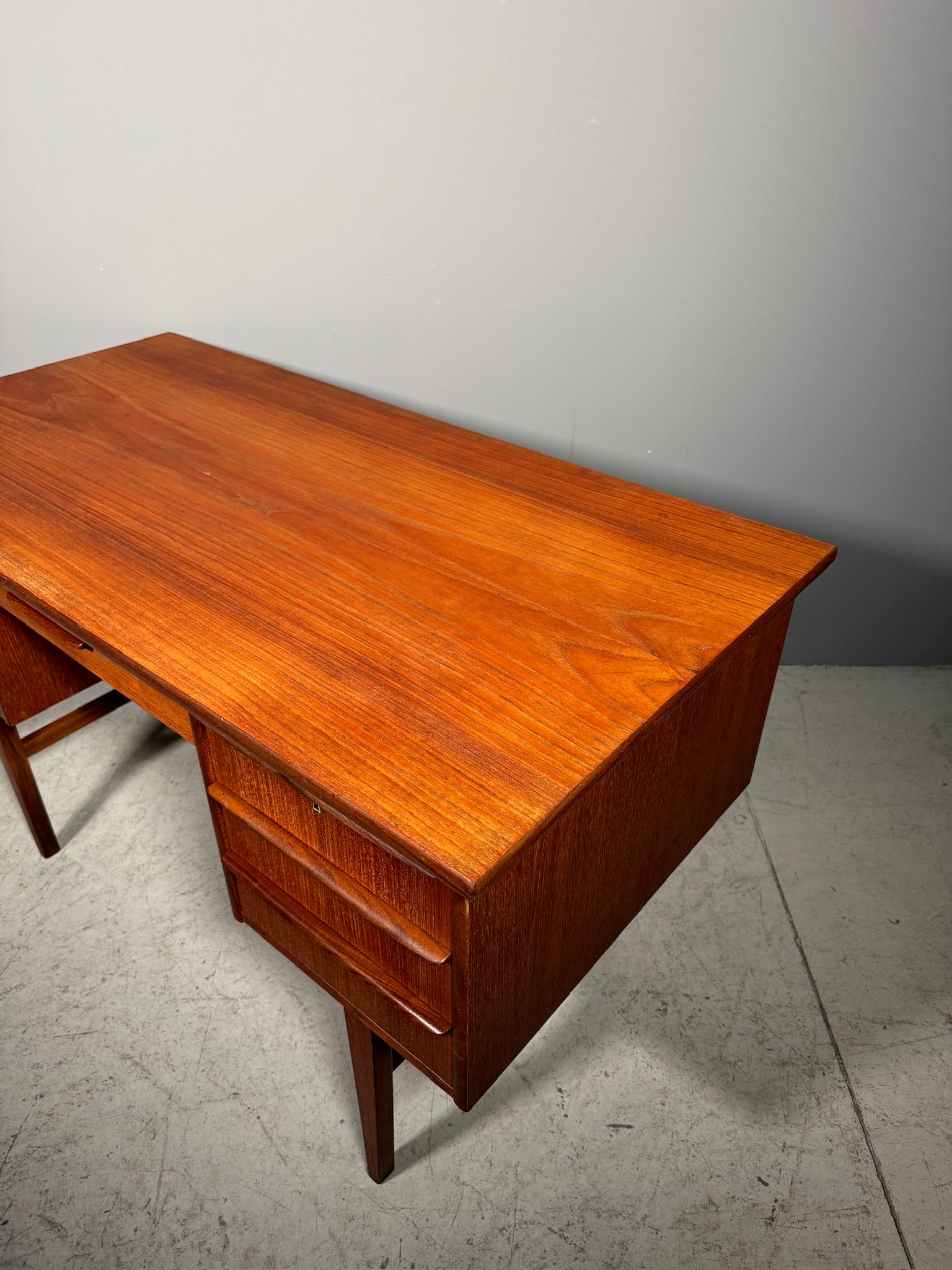 Scrivania in teak anni 70