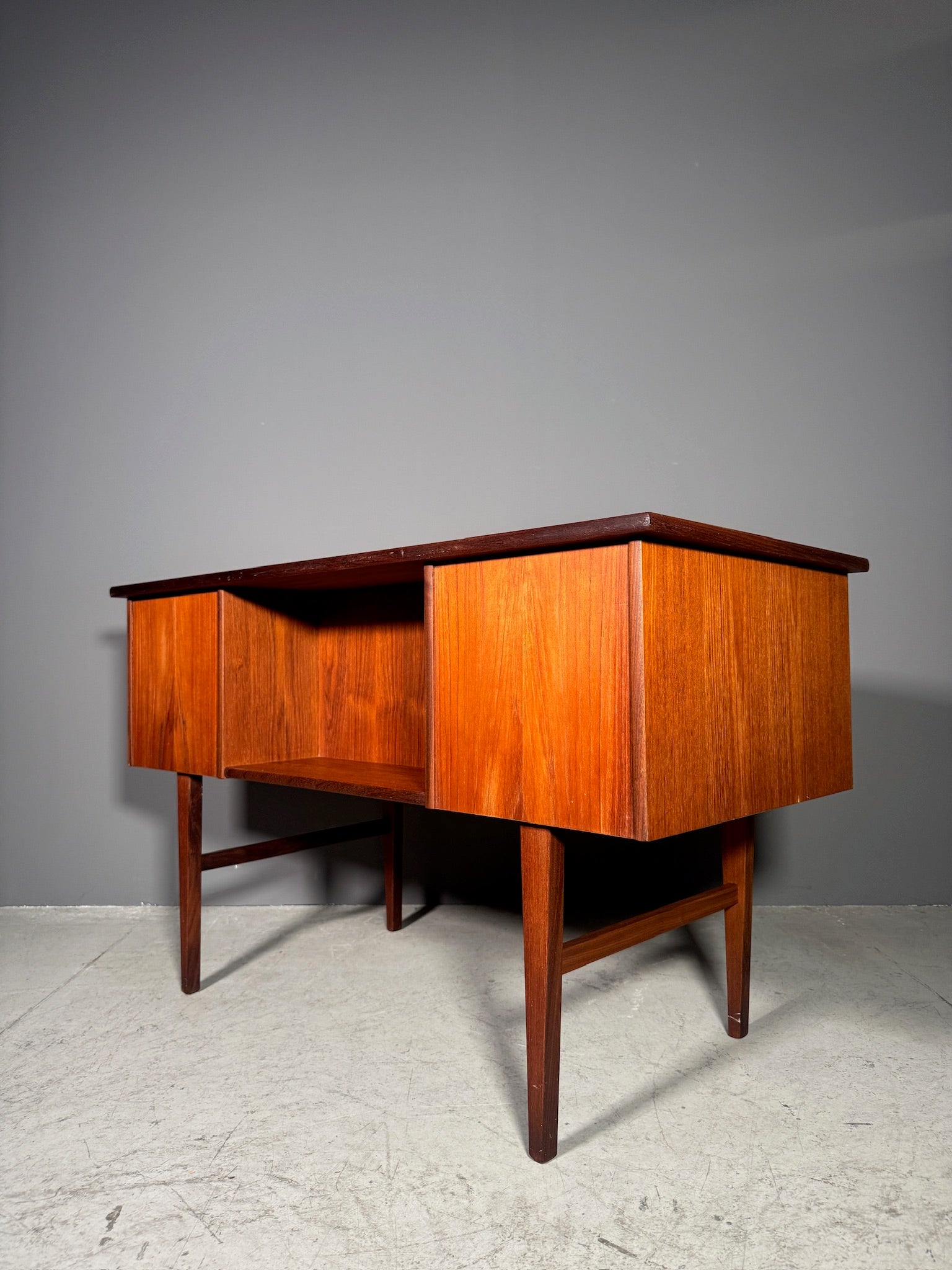 Scrivania in teak anni 70