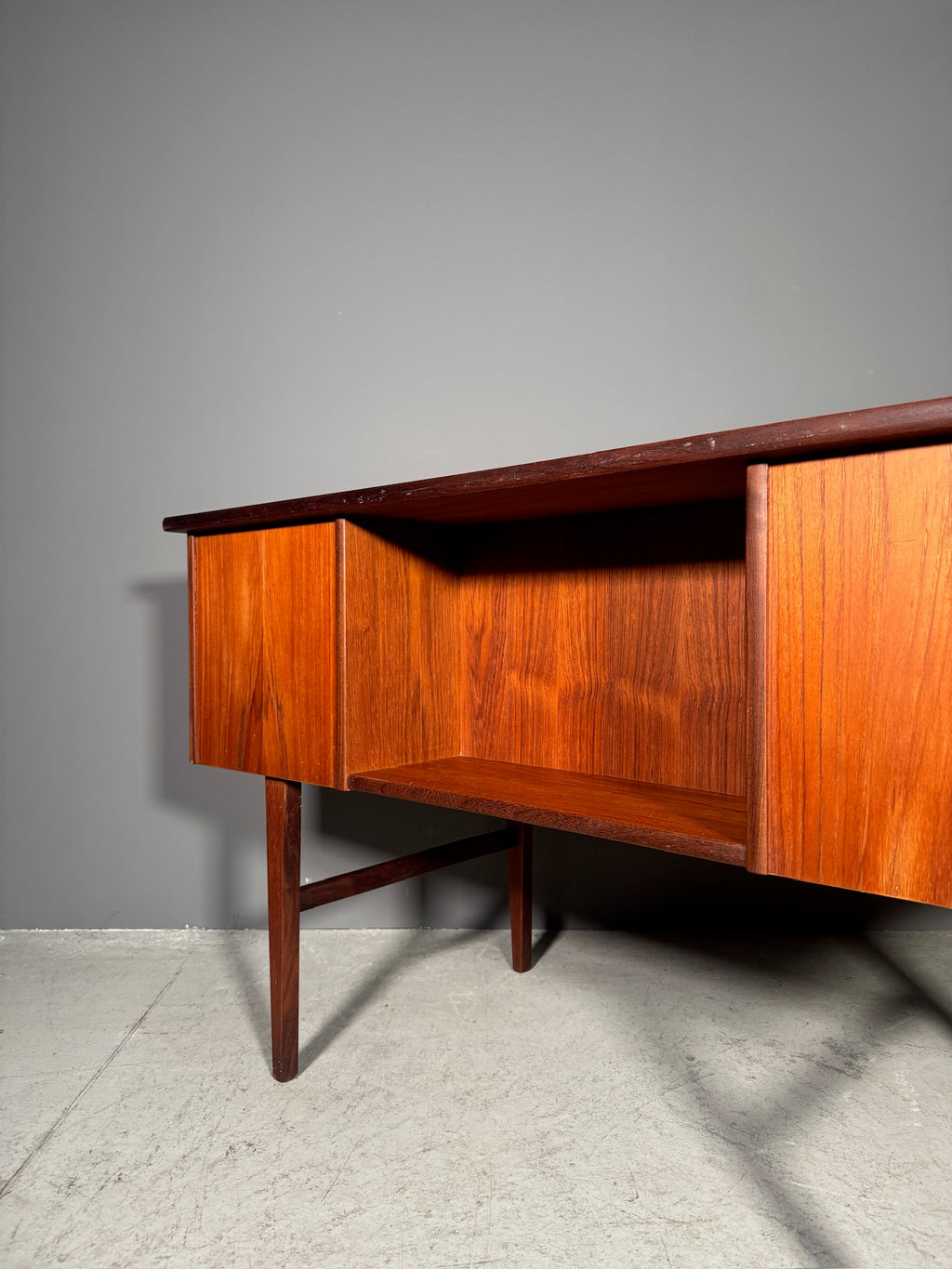 Scrivania in teak anni 70
