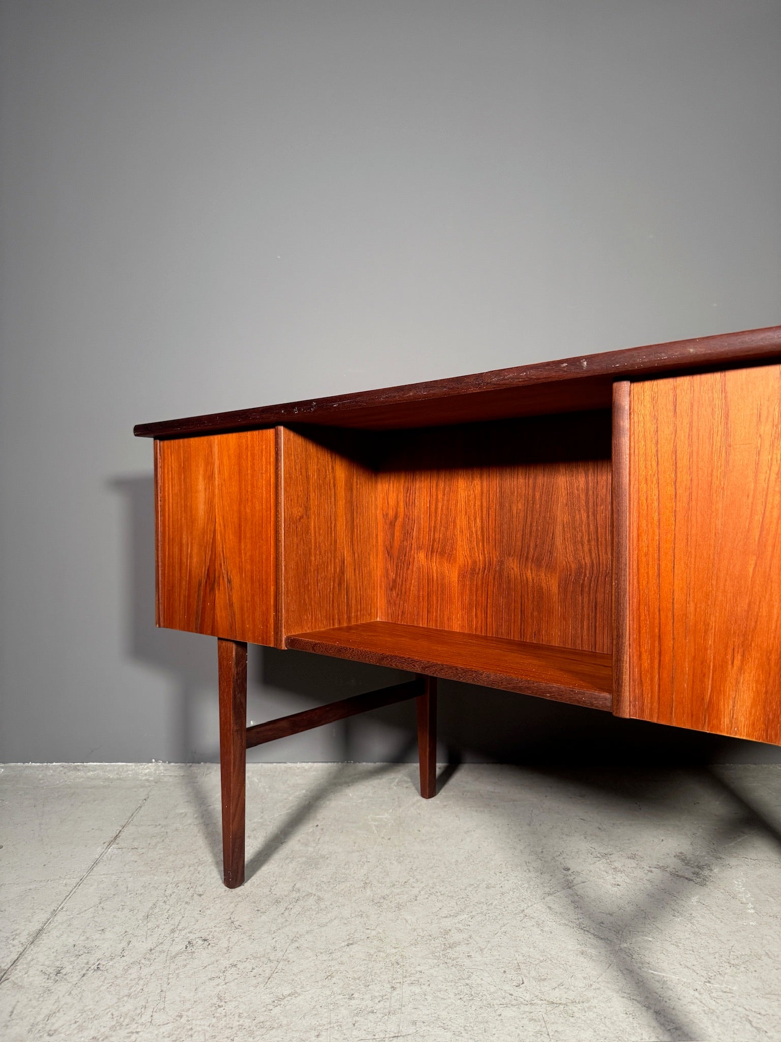 Scrivania in teak anni 70