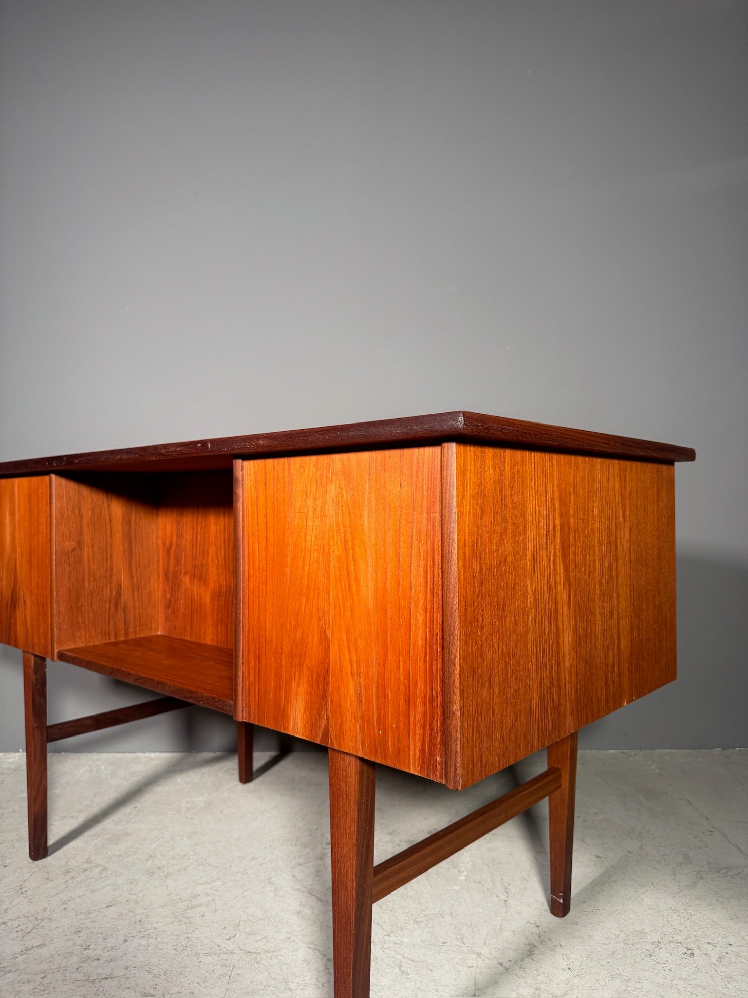 Scrivania in teak anni 70